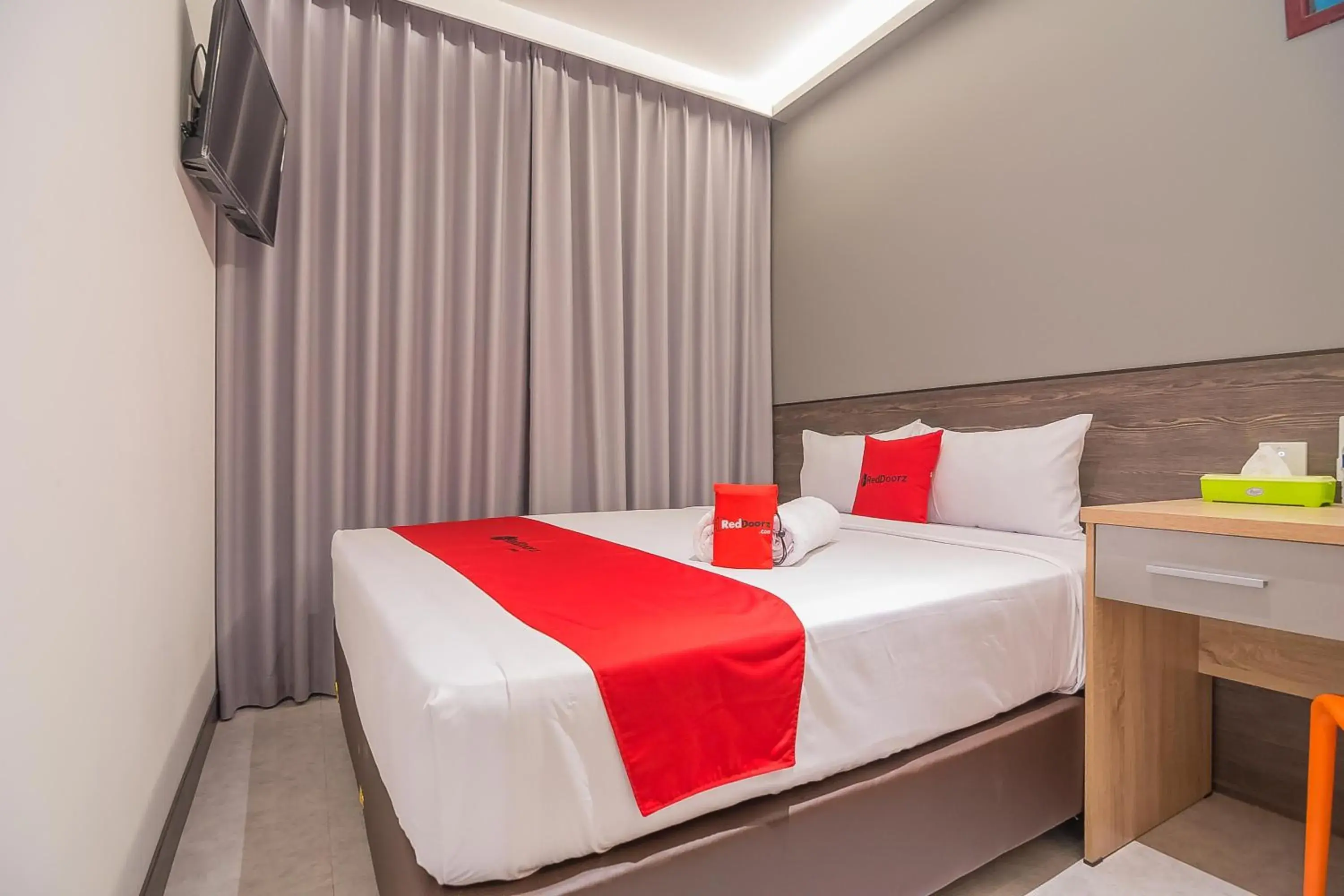 Bedroom, Bed in RedDoorz near Taman Rejomulyo
