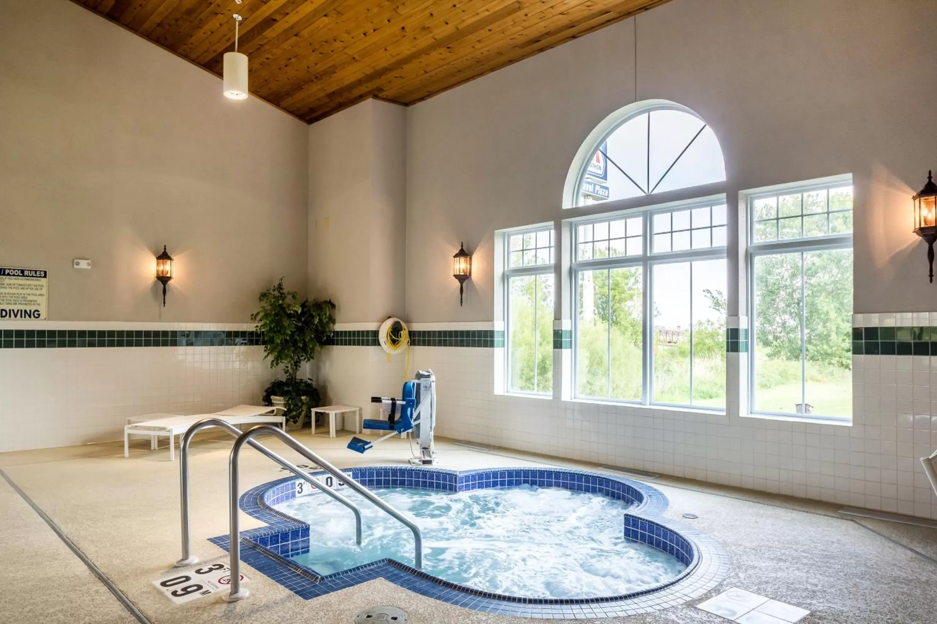 Hot Tub, Swimming Pool in Country Inn & Suites by Radisson, Fond du Lac, WI