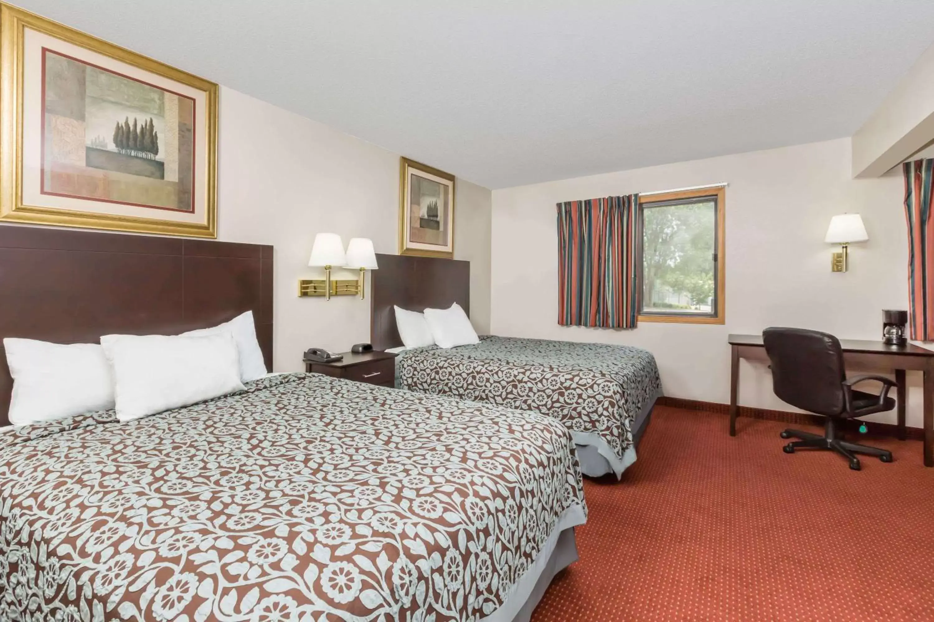 Photo of the whole room, Bed in Days Inn & Suites by Wyndham Des Moines Airport