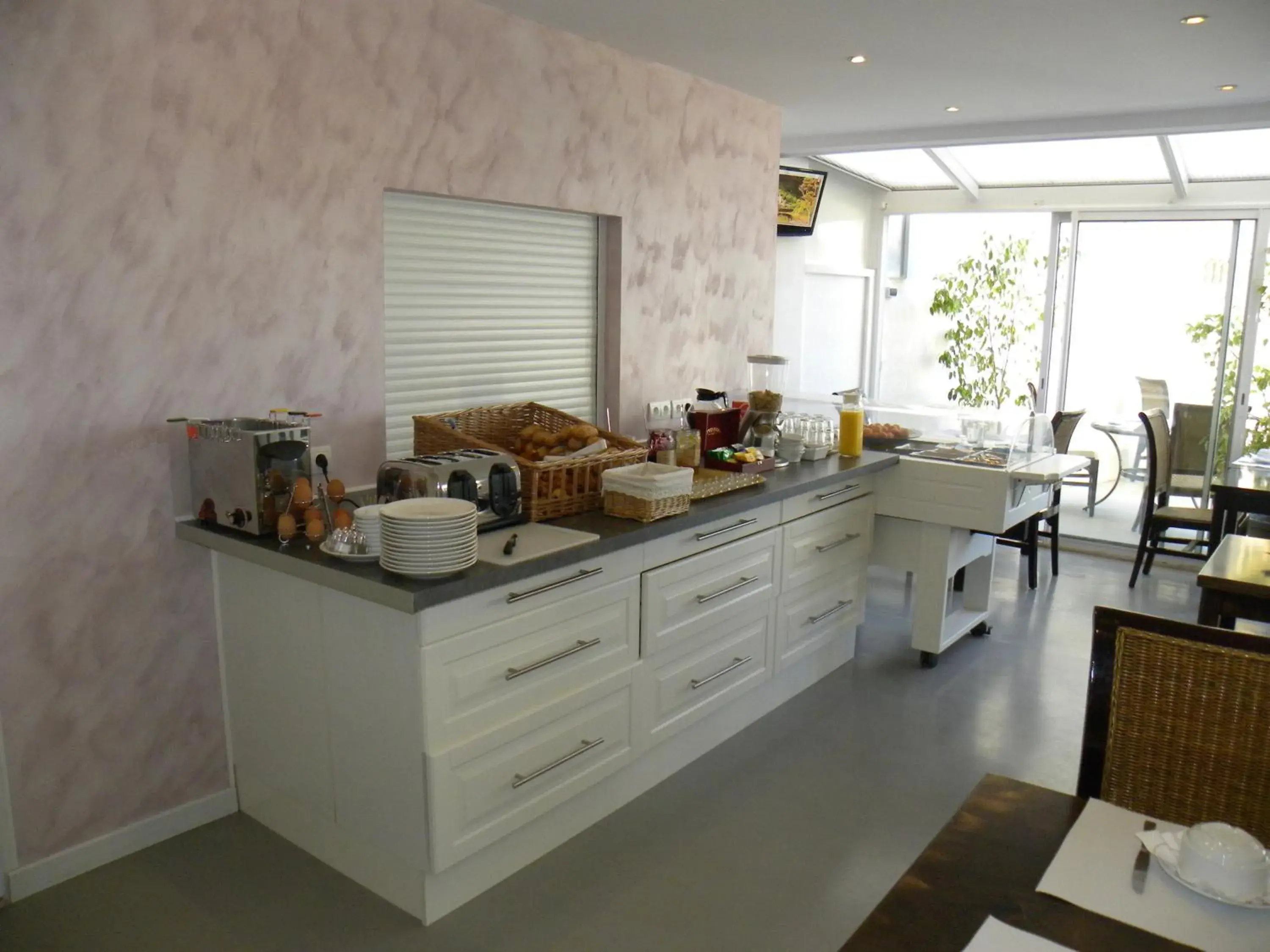 Restaurant/places to eat, Kitchen/Kitchenette in Anglade Hotel