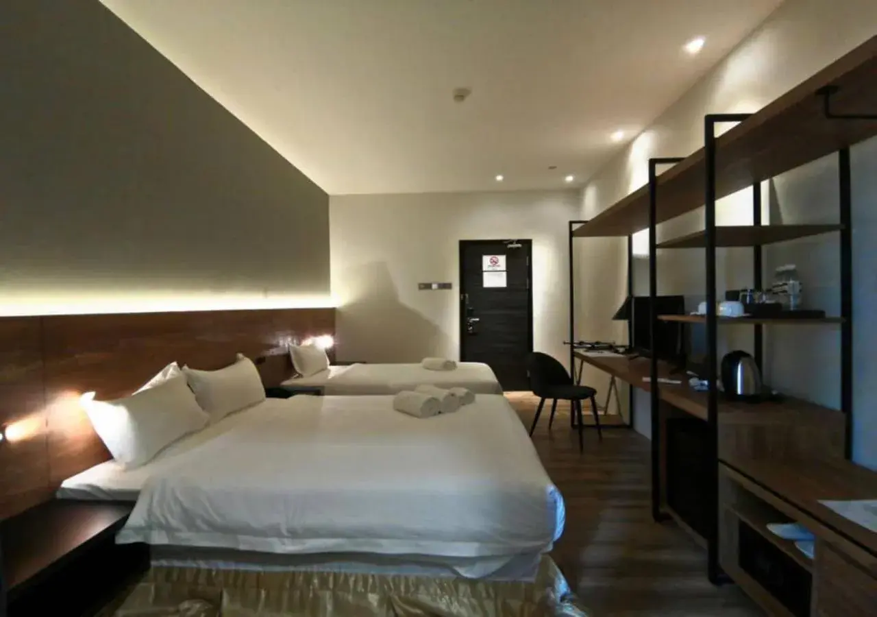 Bedroom, Bed in Roxy Hotel Padungan