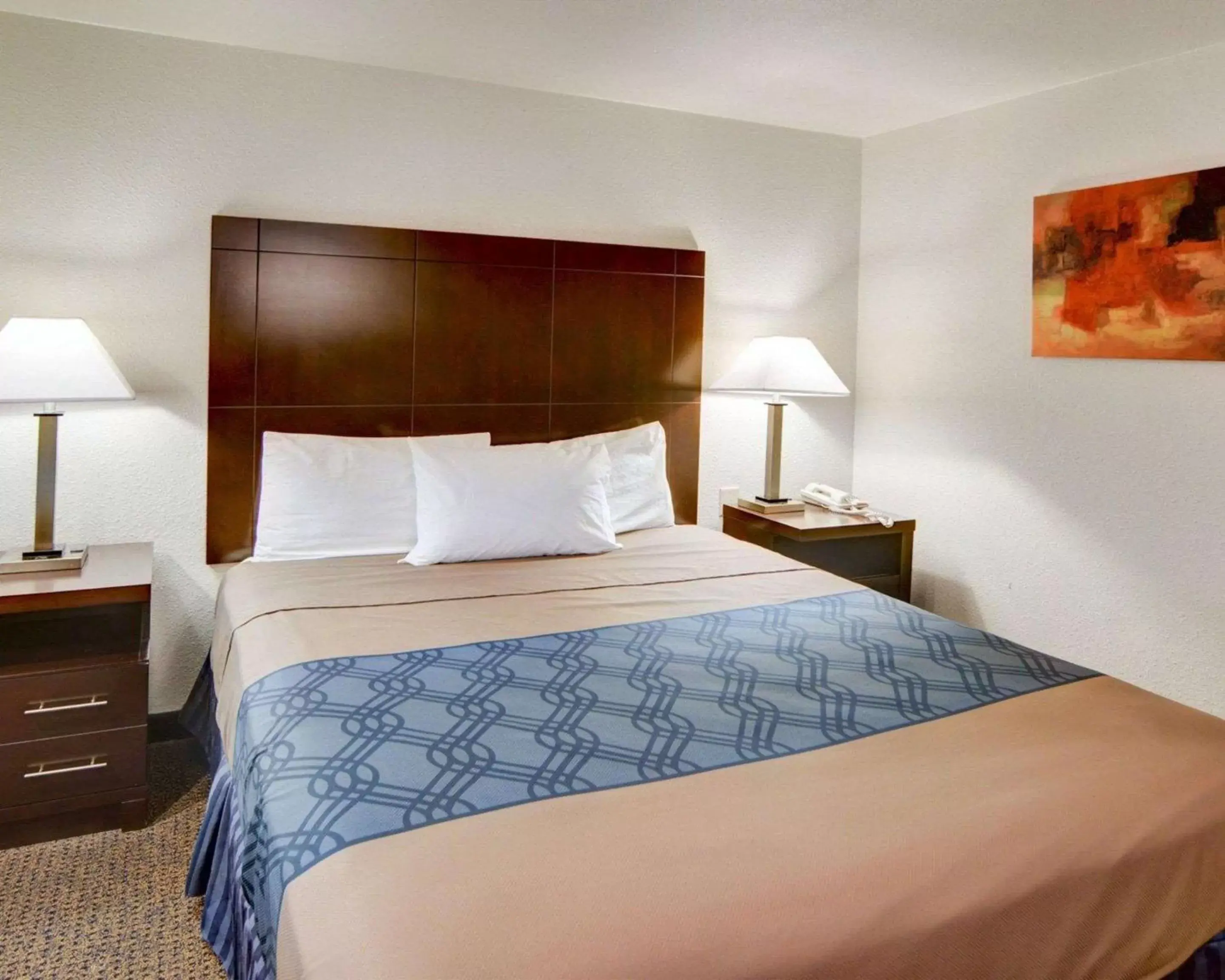 Photo of the whole room, Bed in Rodeway Inn & Suites Lewisville I-35