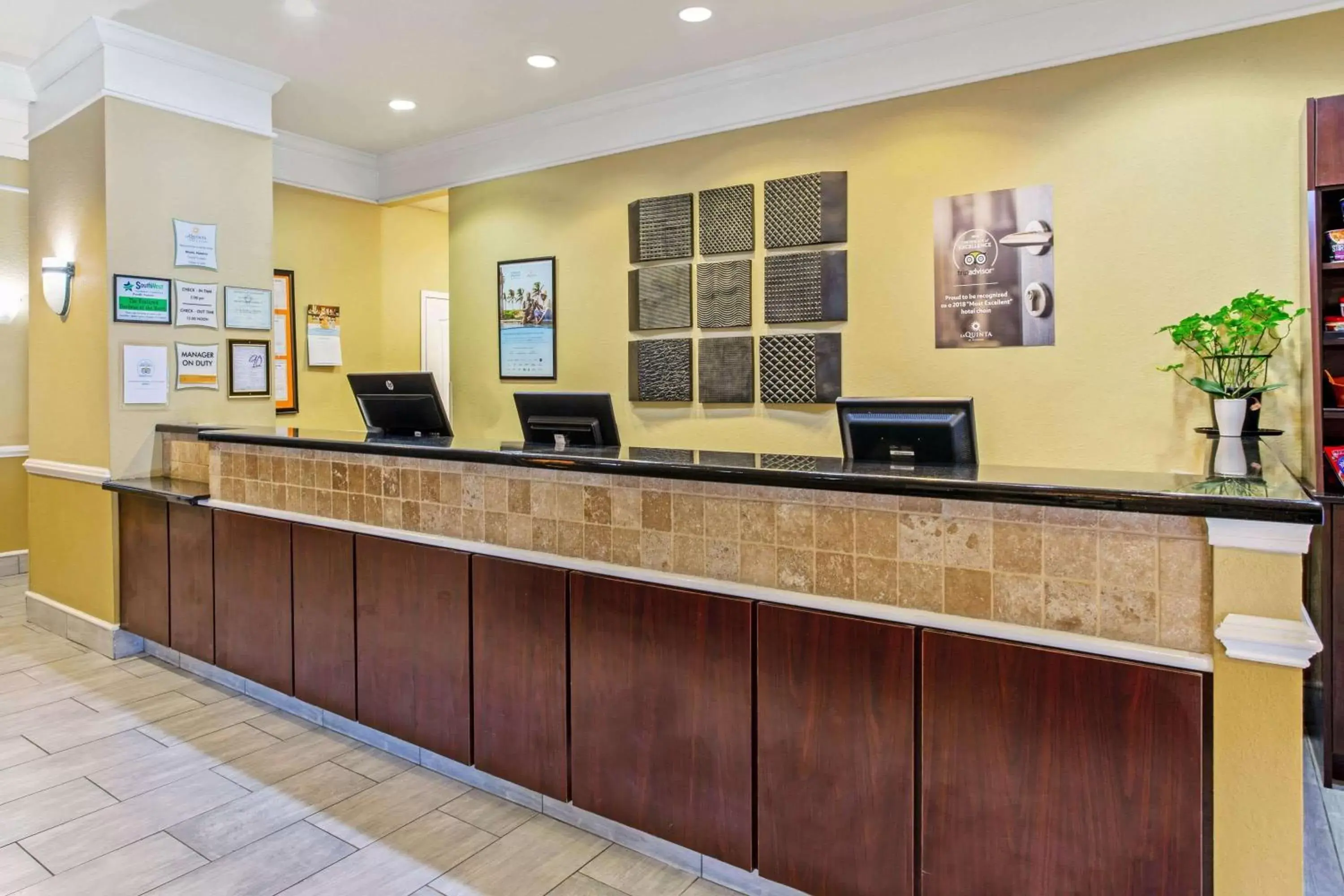 Lobby or reception, Lobby/Reception in La Quinta by Wyndham Mobile - Tillman's Corner