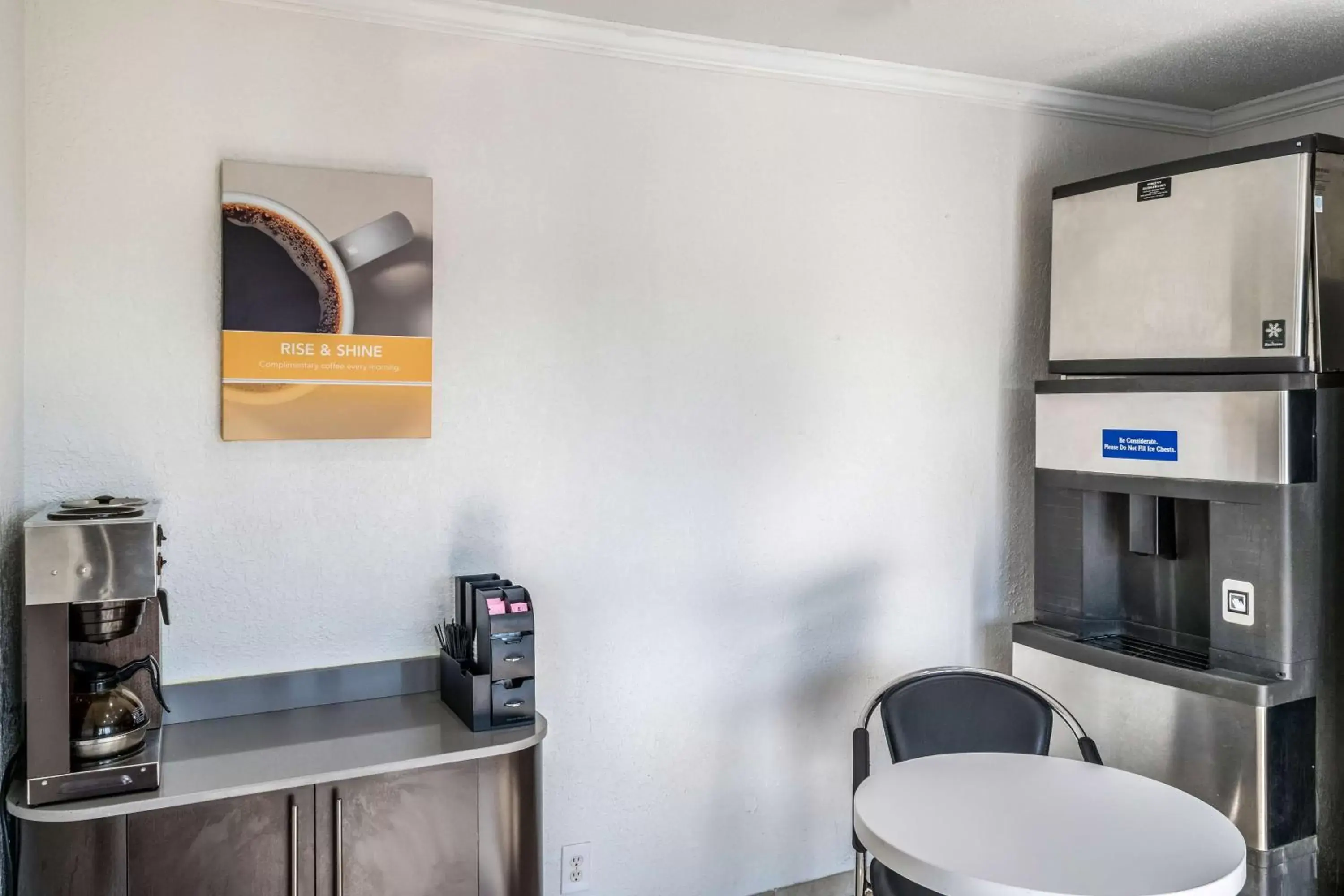 Coffee/tea facilities, Kitchen/Kitchenette in Motel 6 Florence, KY - Cincinnati Airport