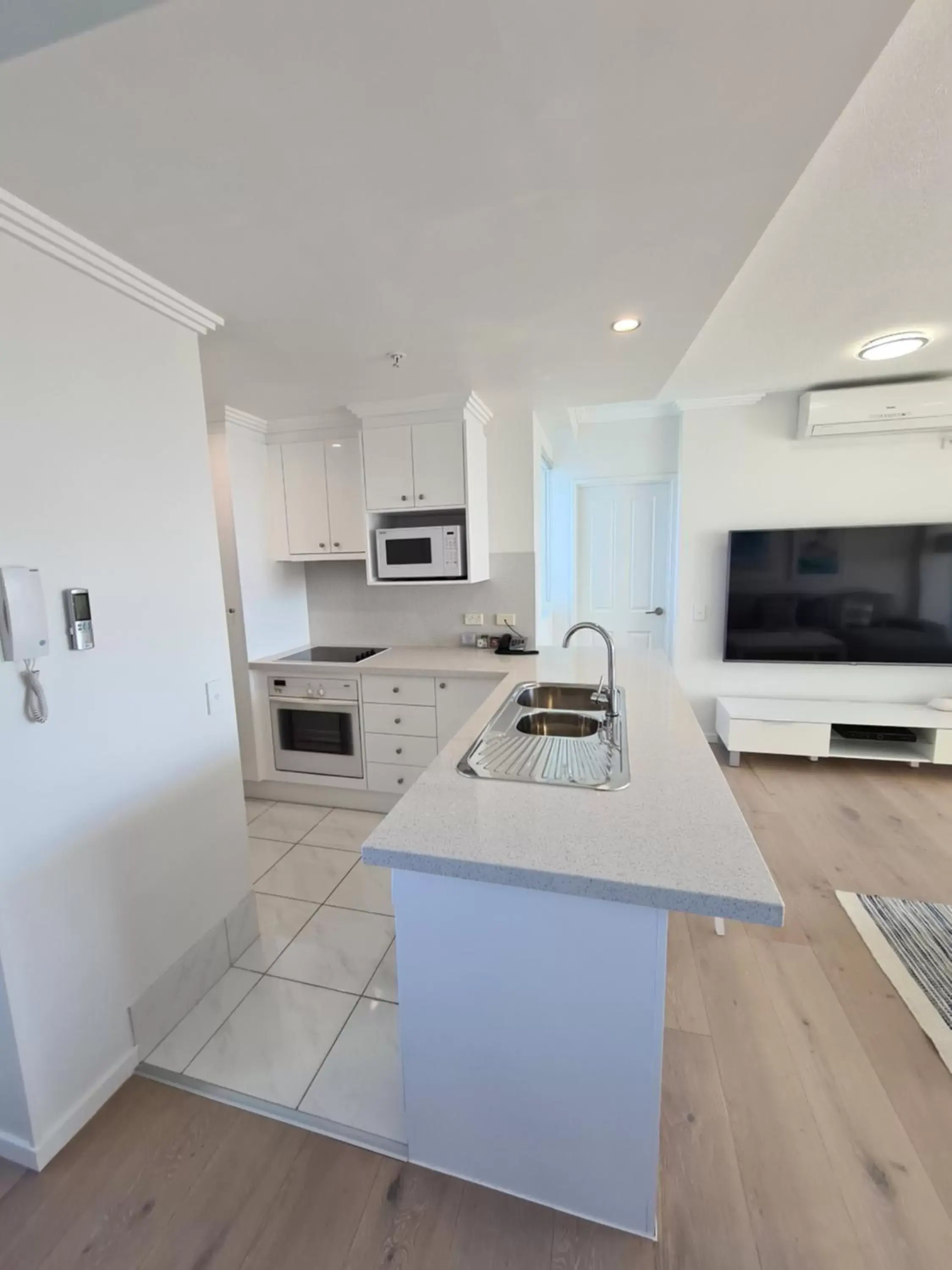 TV and multimedia, Kitchen/Kitchenette in Crystal Bay On The Broadwater