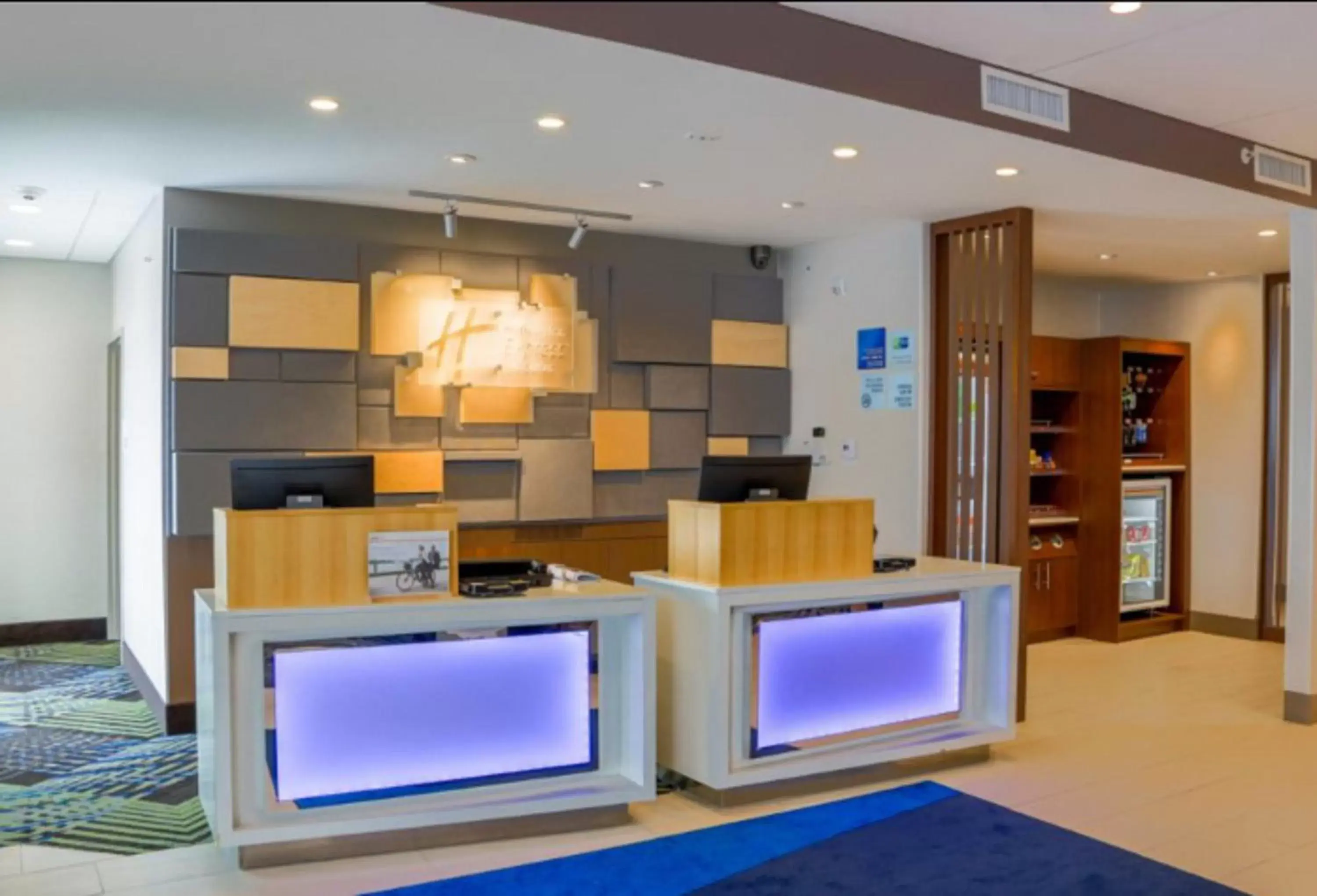 Lobby or reception, Kitchen/Kitchenette in Holiday Inn Express & Suites - Detroit North - Roseville, an IHG Hotel