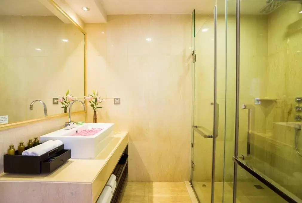 Bathroom in Best Western Chinatown Hotel