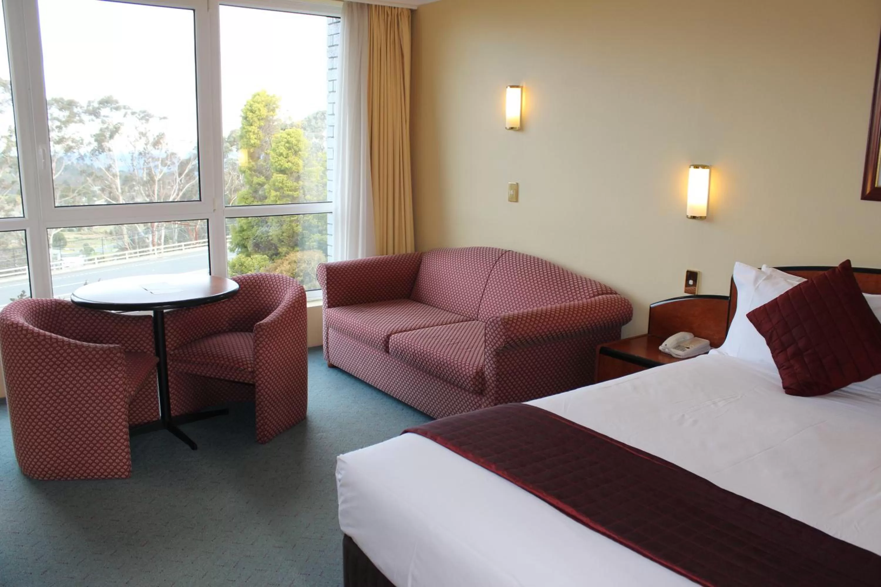 Bed in Alpine Motor Inn