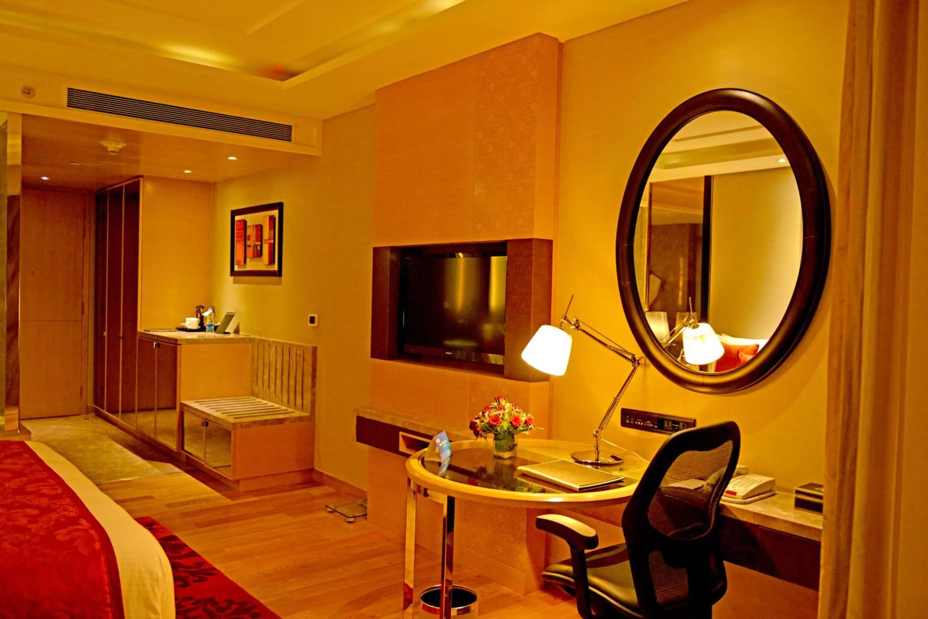 Photo of the whole room, Bed in Radisson Blu Jaipur