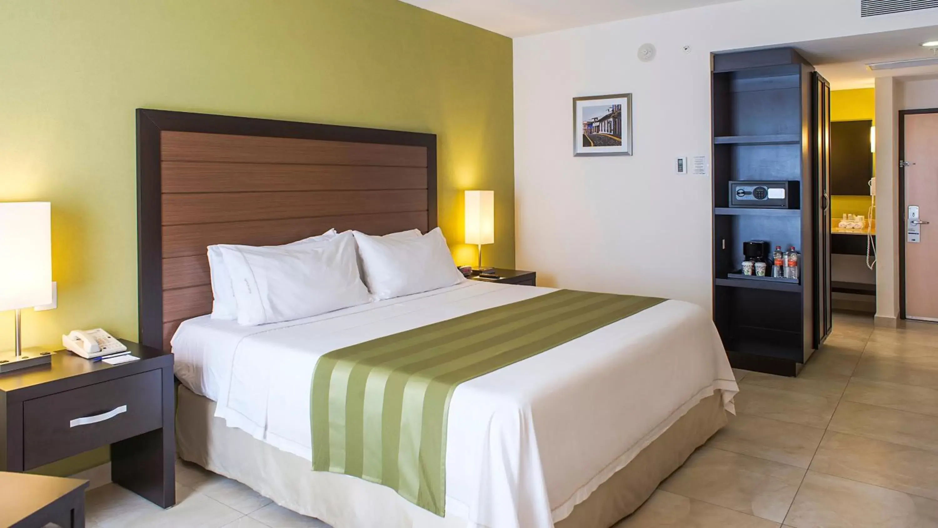 Photo of the whole room, Bed in Holiday Inn Express Xalapa