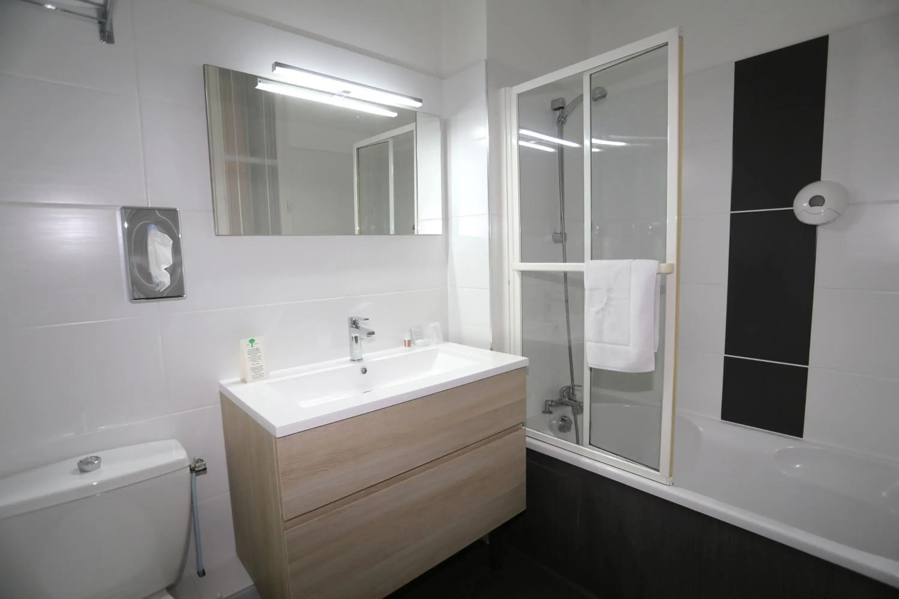 Bathroom in Hotel Henri IV