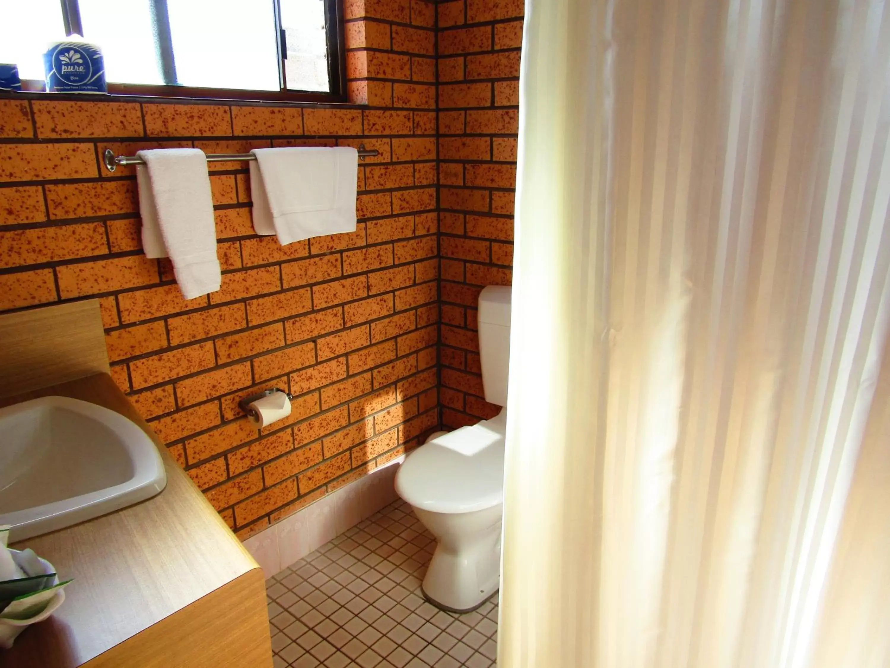 Toilet, Bathroom in Royal Palms Motor Inn