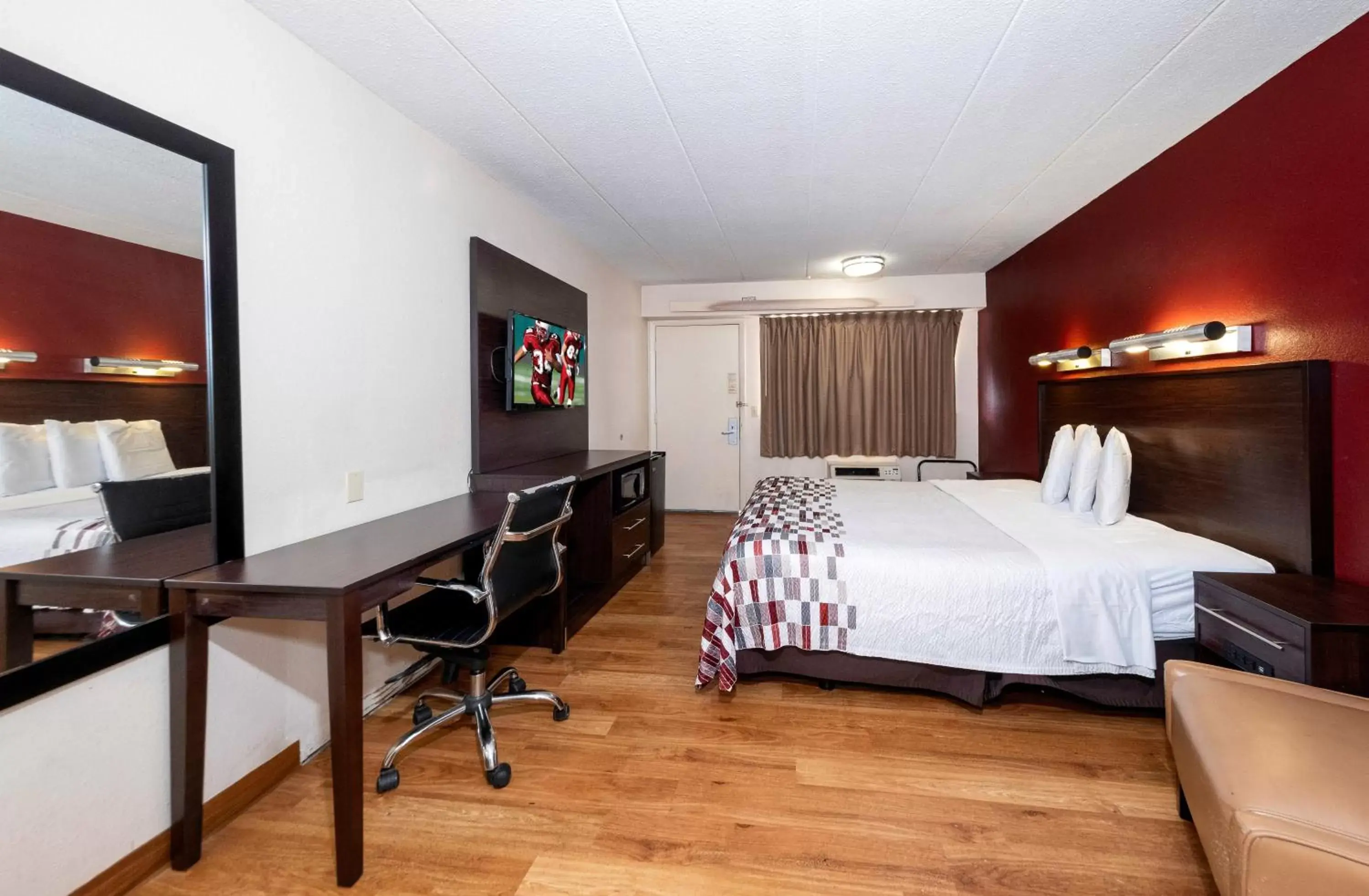 Superior King Room Disability Access Non-Smoking in Red Roof Inn Chicago - Lansing Superior King Room Disability Access Non-Smoking in Red Roof Inn Chicago - Lansing