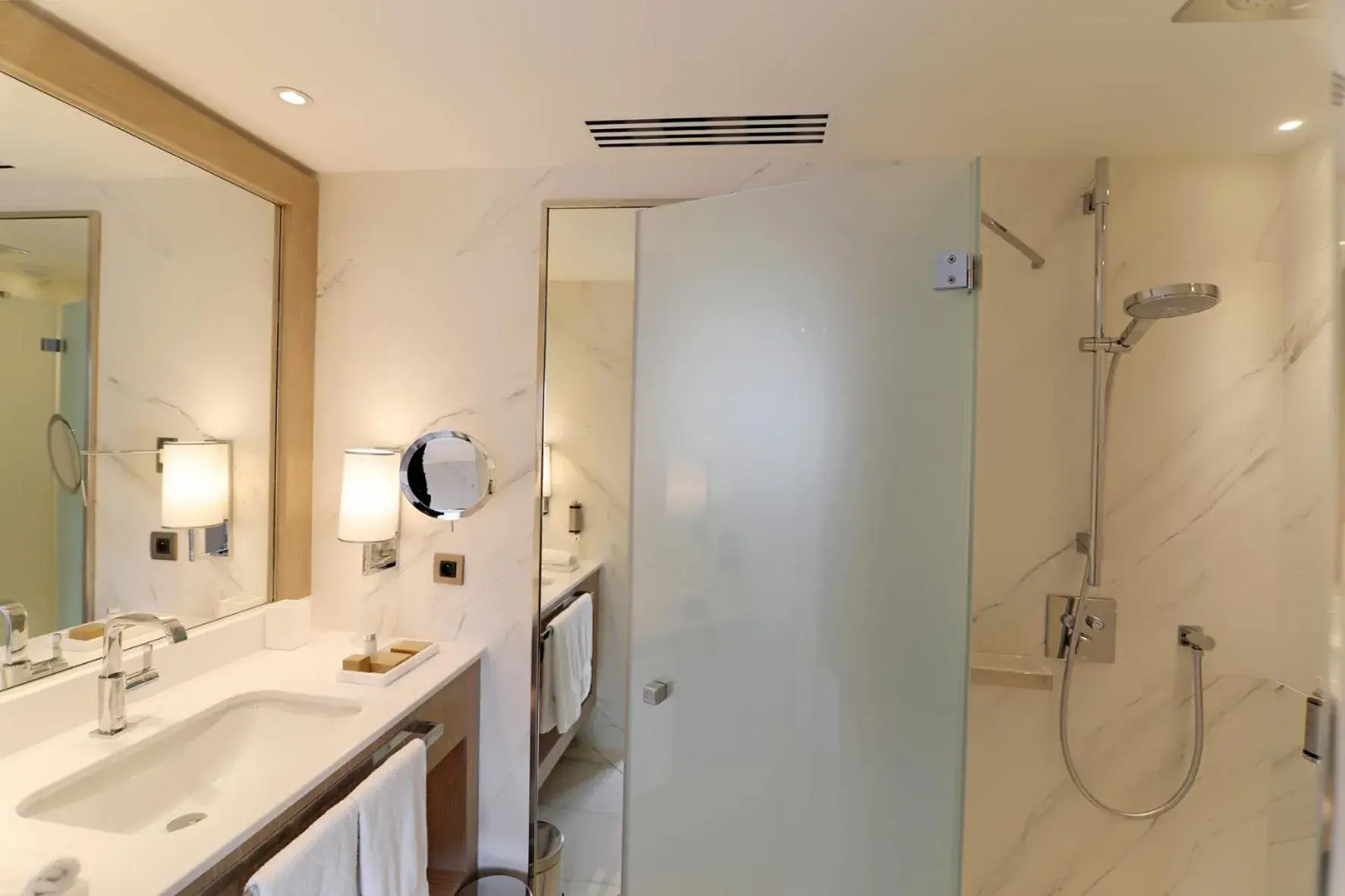 Shower, Bathroom in Hôtel Alchimy