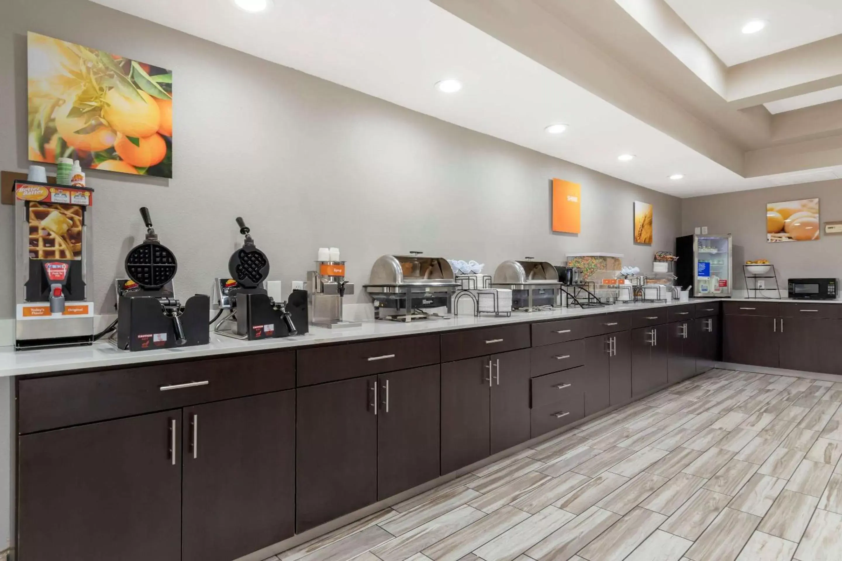 Breakfast in Comfort Inn & Suites Near Medical Center Breakfast in Comfort Inn & Suites Near Medical Center