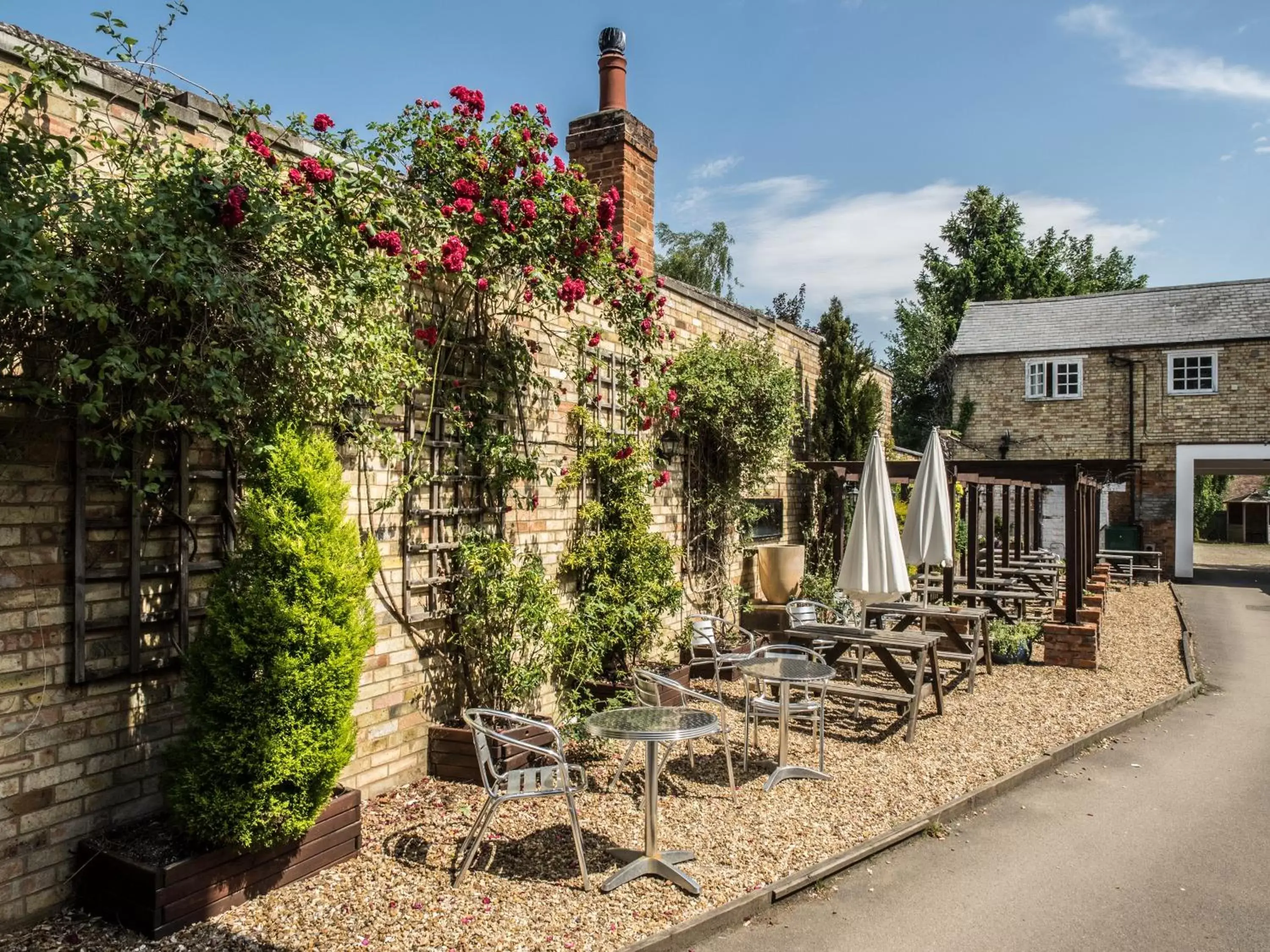 Garden, Property Building in Longs Hotel & Inn