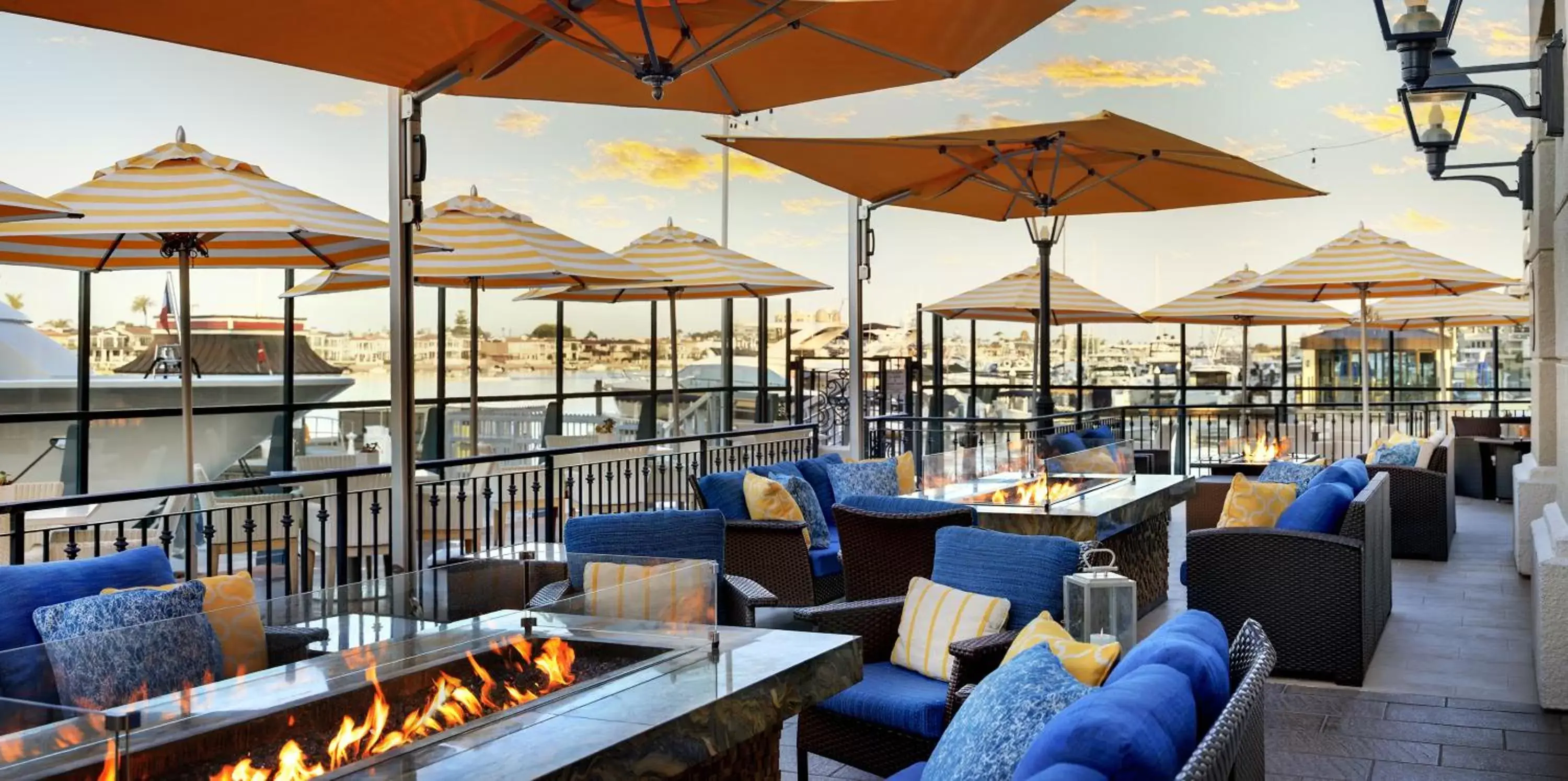 Restaurant/Places to Eat in Balboa Bay Resort