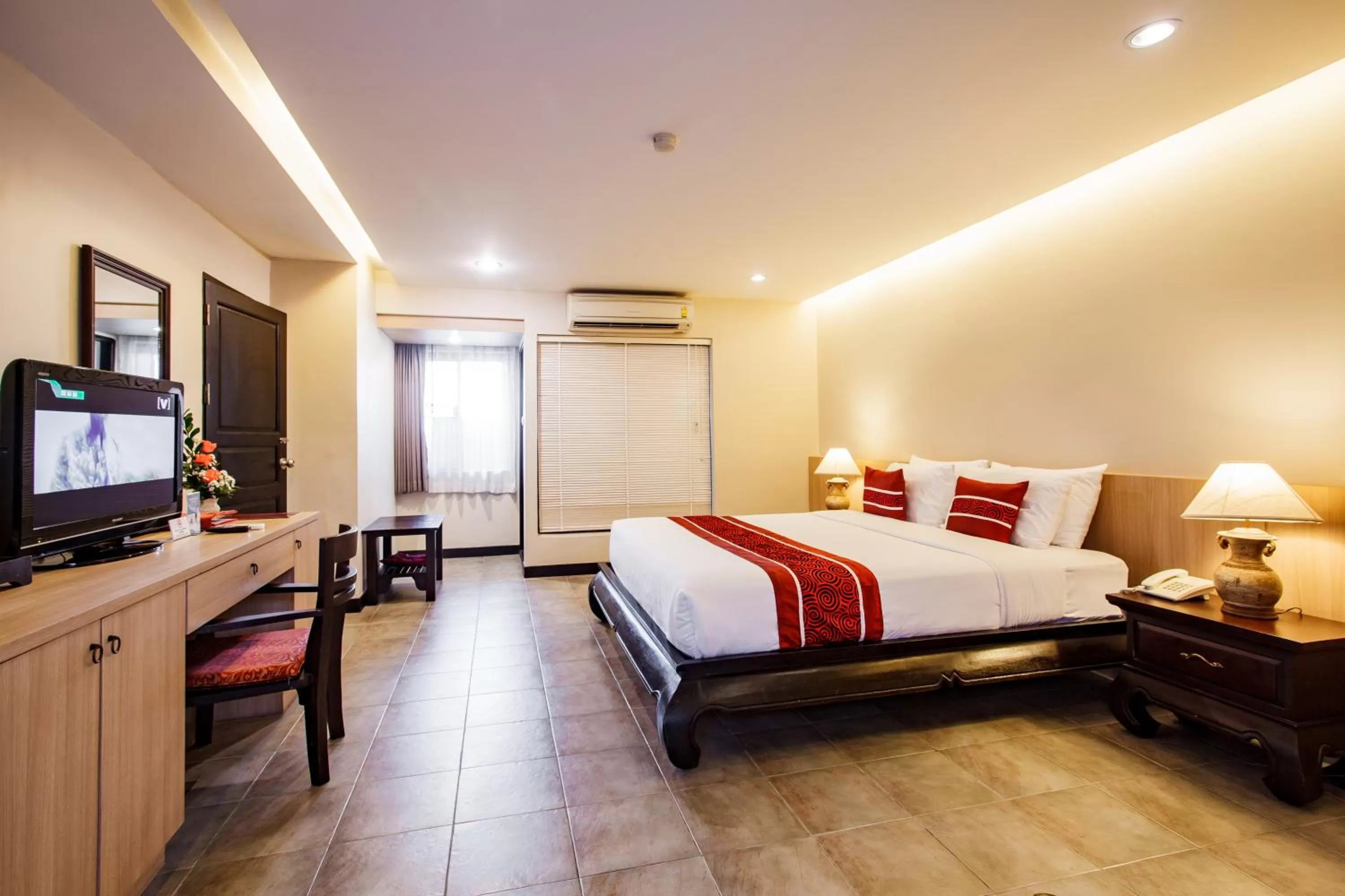 Photo of the whole room, Bed in Raming Lodge Hotel