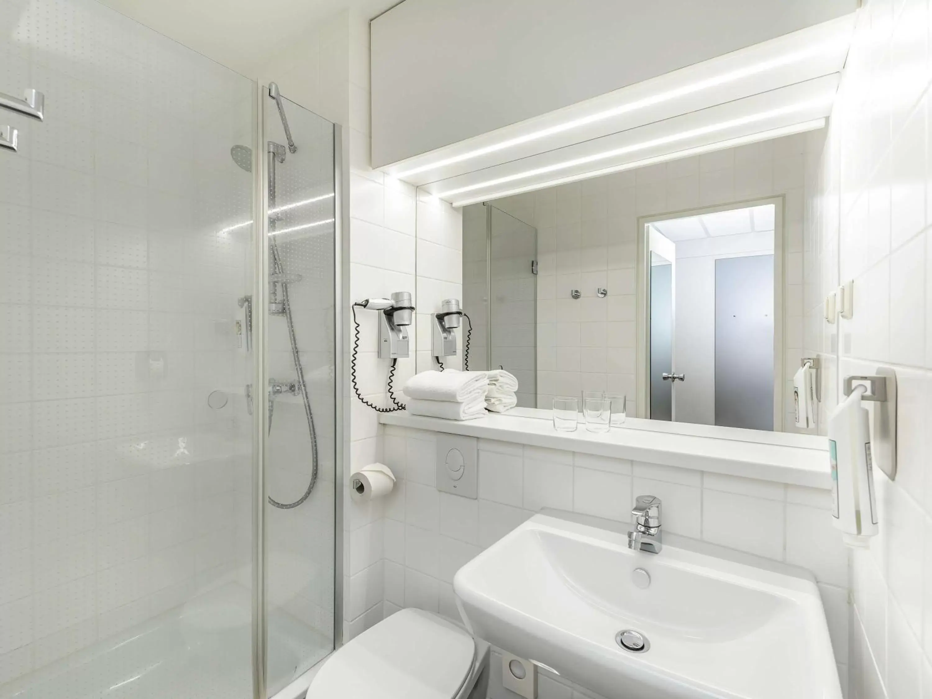 Photo of the whole room, Bathroom in ibis Hotel Hamburg Alster Centrum