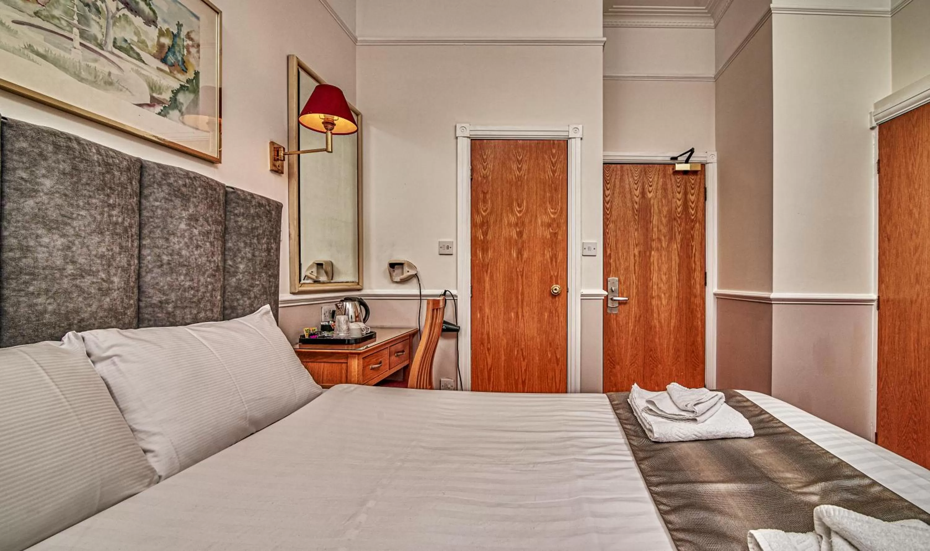 Bed in Hyde Park Radnor Hotel B&B