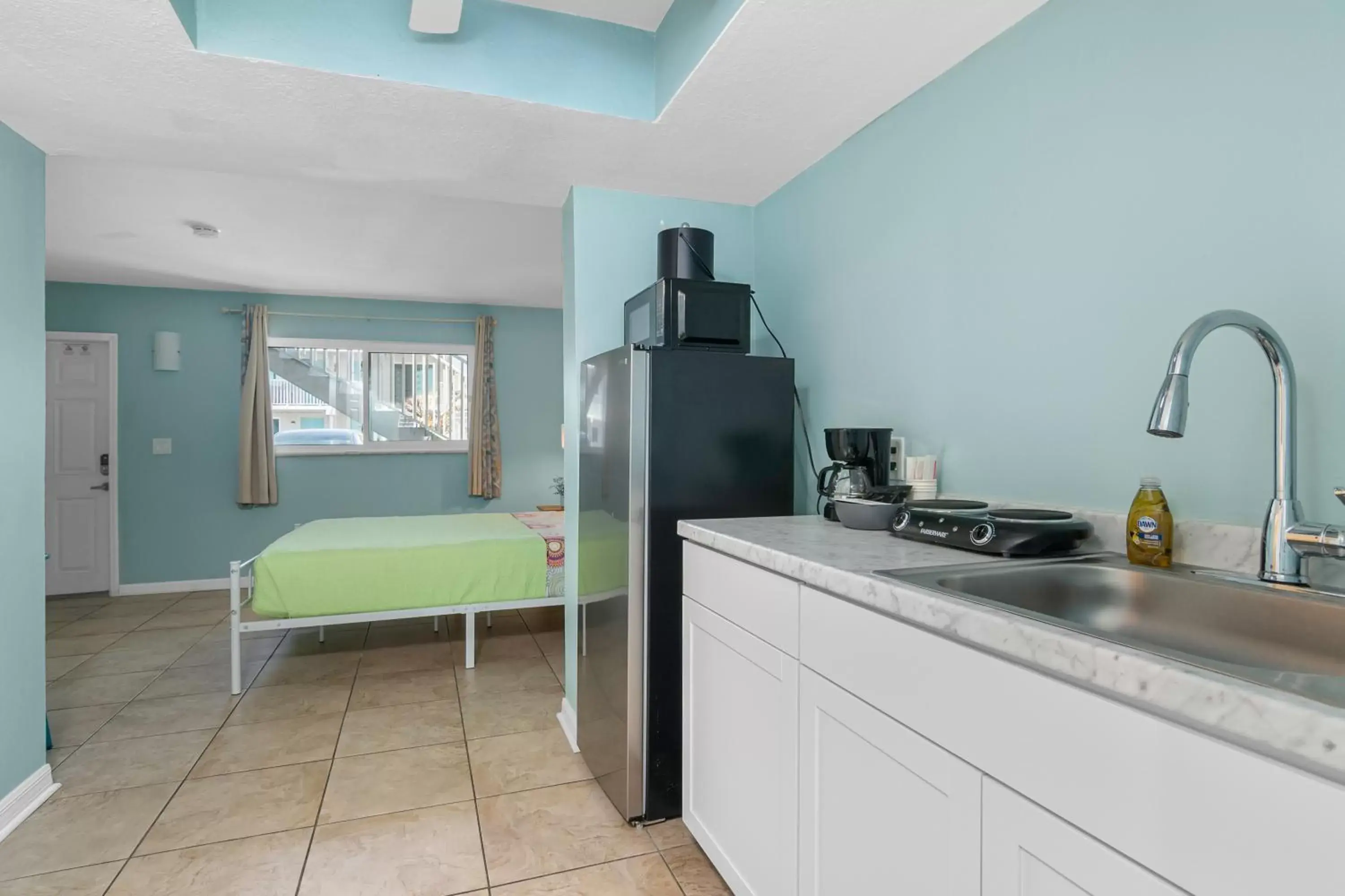 Kitchen/Kitchenette in Latitude 26 Waterfront Resort and Marina