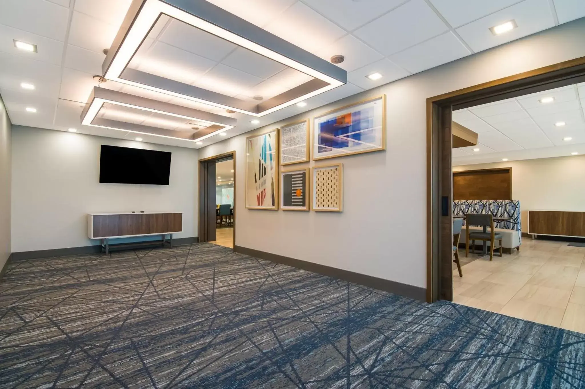 Meeting/conference room, TV/Entertainment Center in Holiday Inn Express & Suites - Springdale - Fayetteville Area