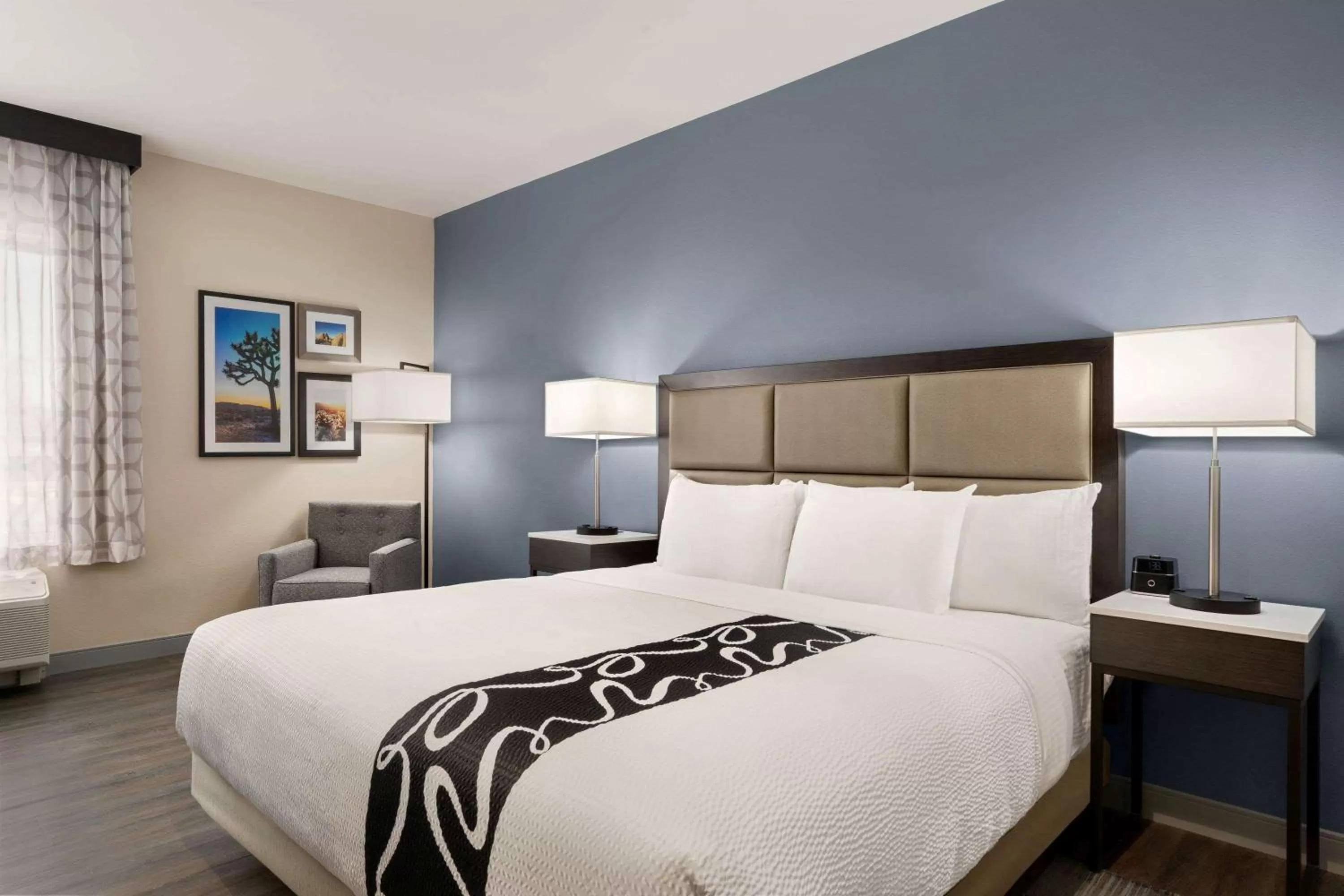 Photo of the whole room, Bed in La Quinta Inn & Suites by Wyndham San Bernardino