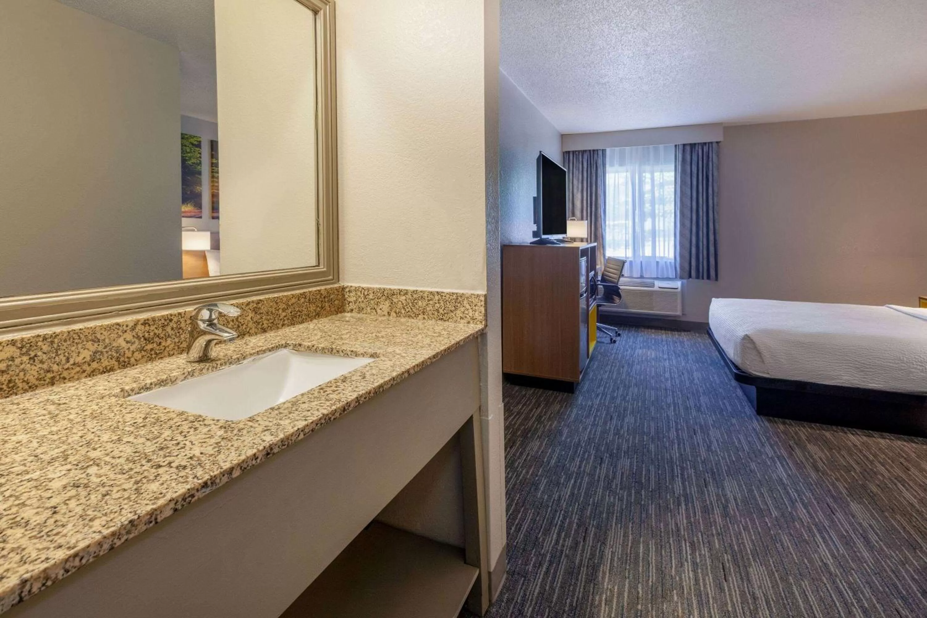 Bathroom, Bed in Days Inn by Wyndham Racine/Sturtevant