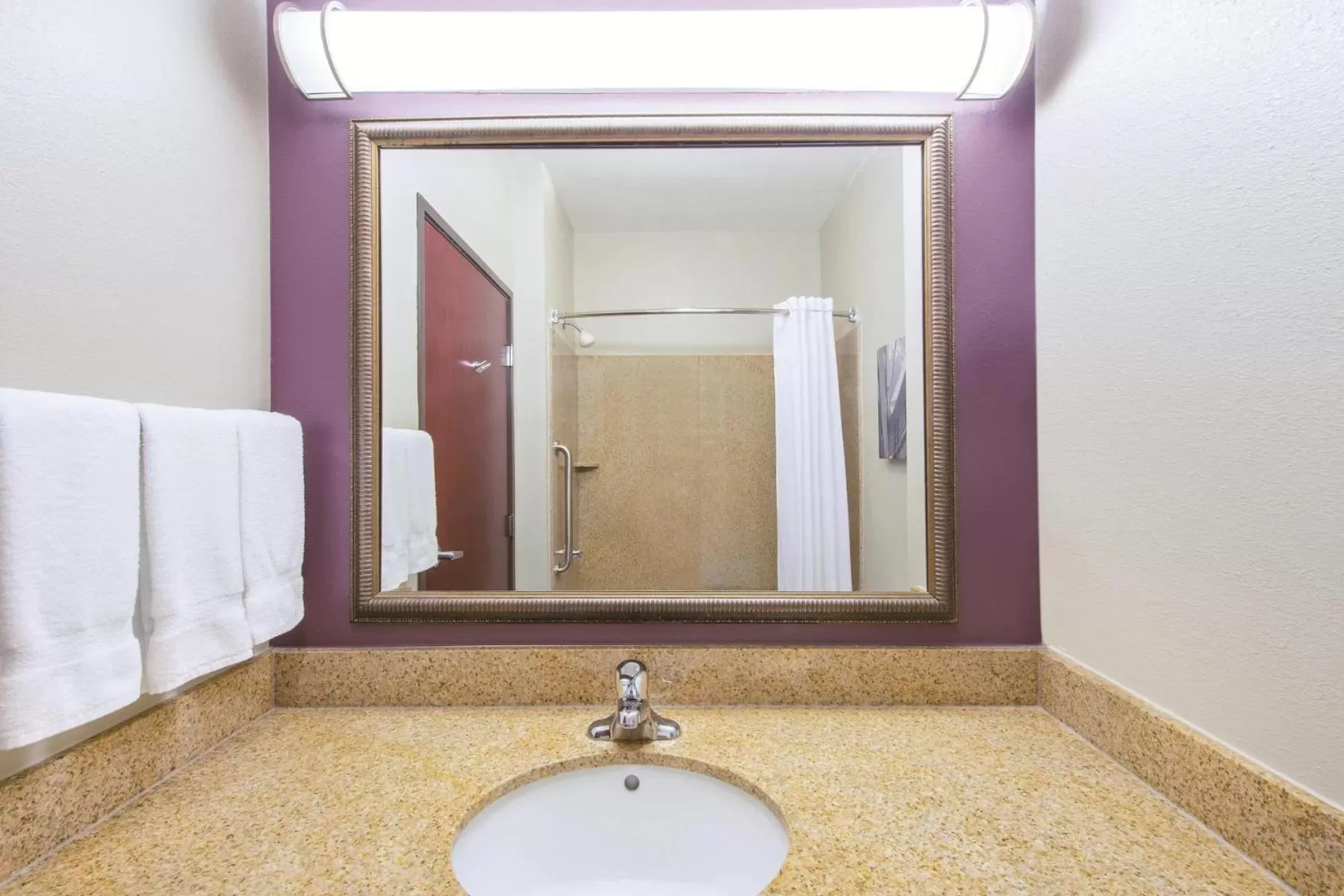 Bathroom in La Quinta by Wyndham Oklahoma City -Yukon