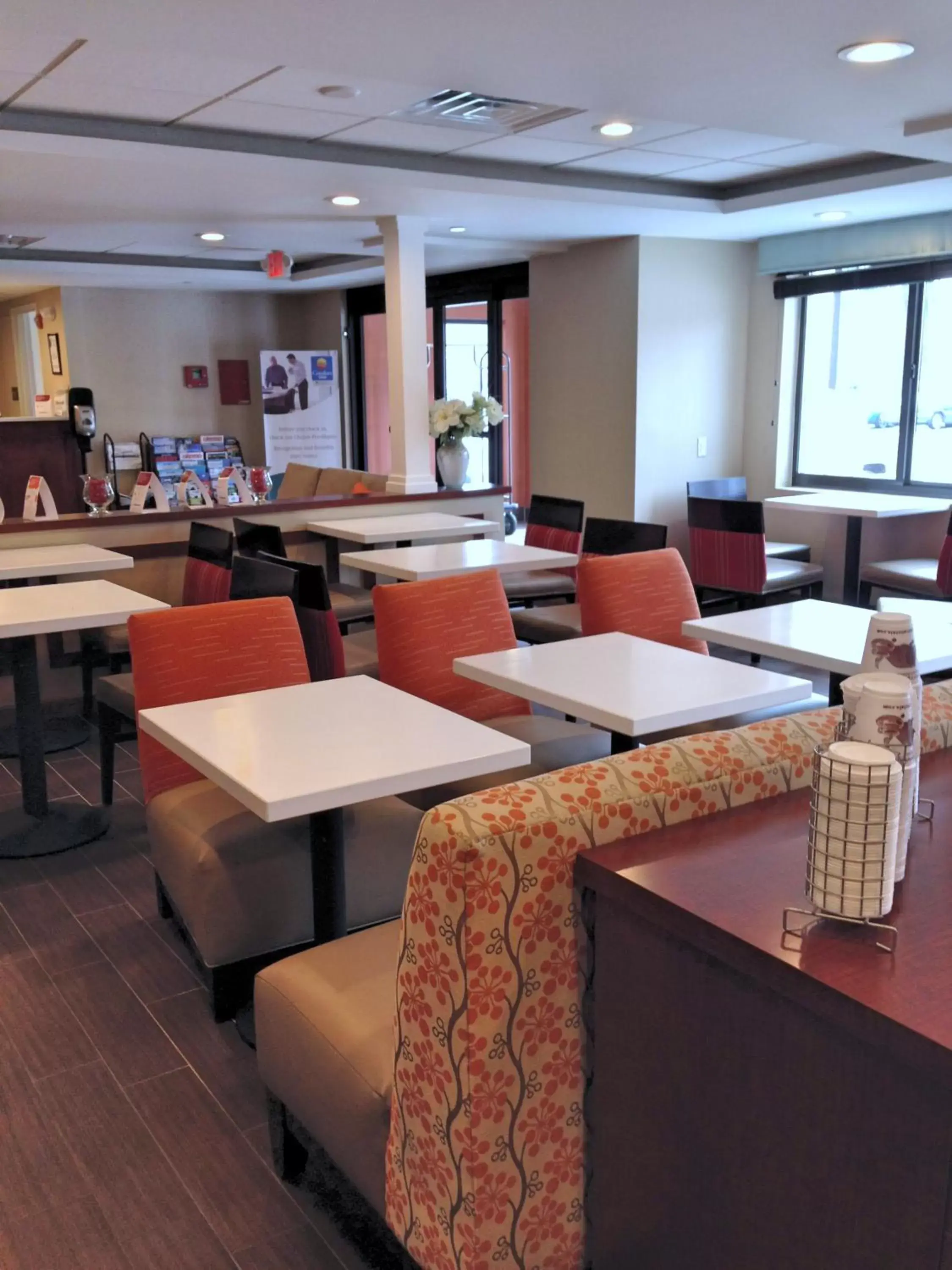 Lobby or reception, Restaurant/Places to Eat in Comfort Inn & Suites Brattleboro I-91