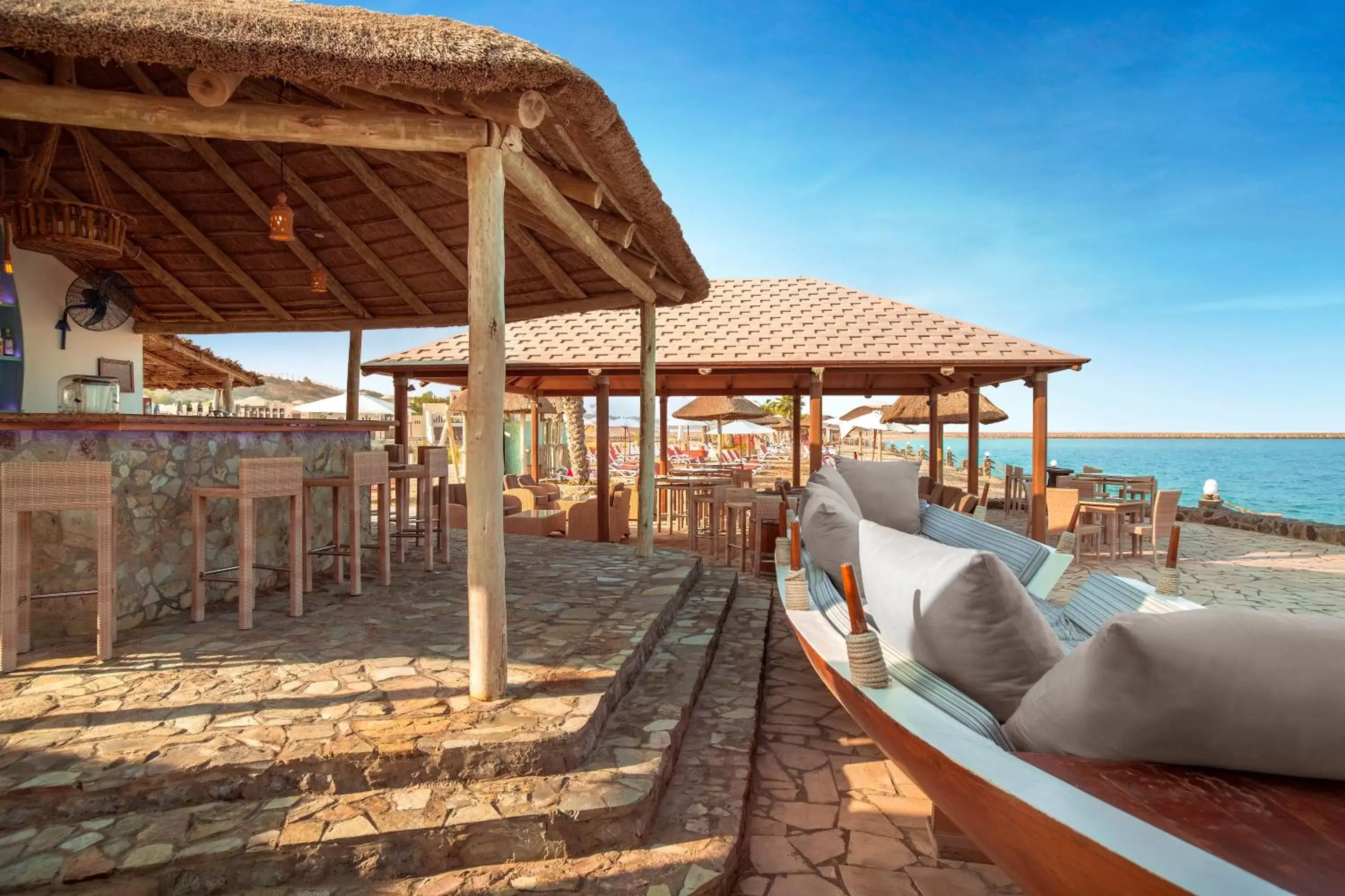 Lounge or bar in The Cove Rotana Resort - Ras Al Khaimah