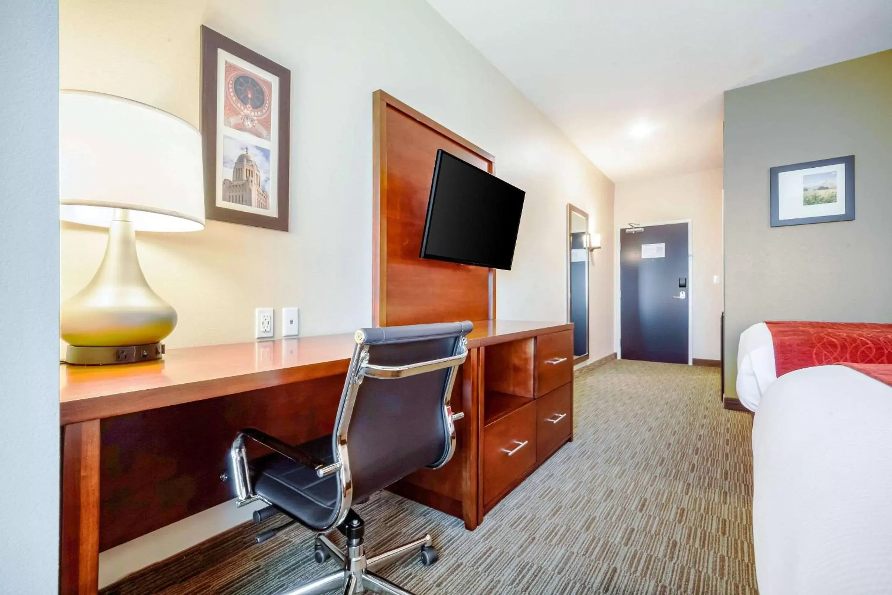 Photo of the whole room, TV/Entertainment Center in Comfort Inn & Suites North Platte I-80
