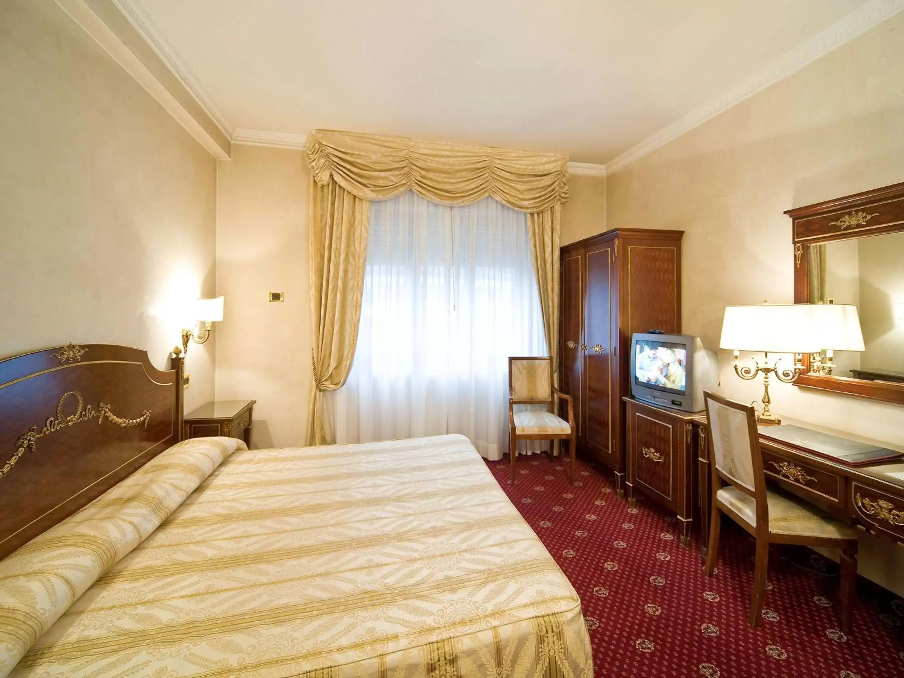 Photo of the whole room, Bed in Mercure Parma Stendhal