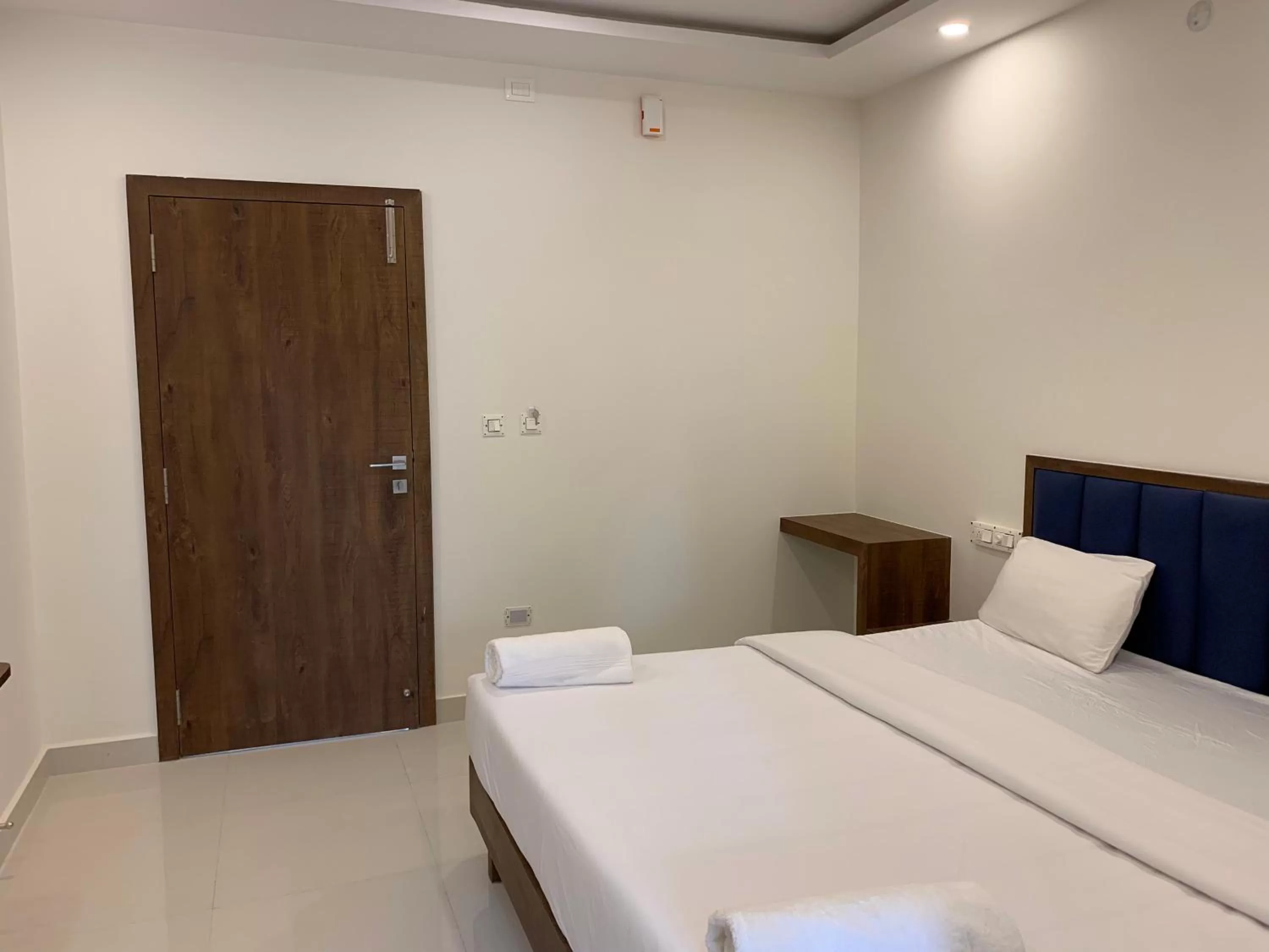 Bedroom, Bed in Airport Regency