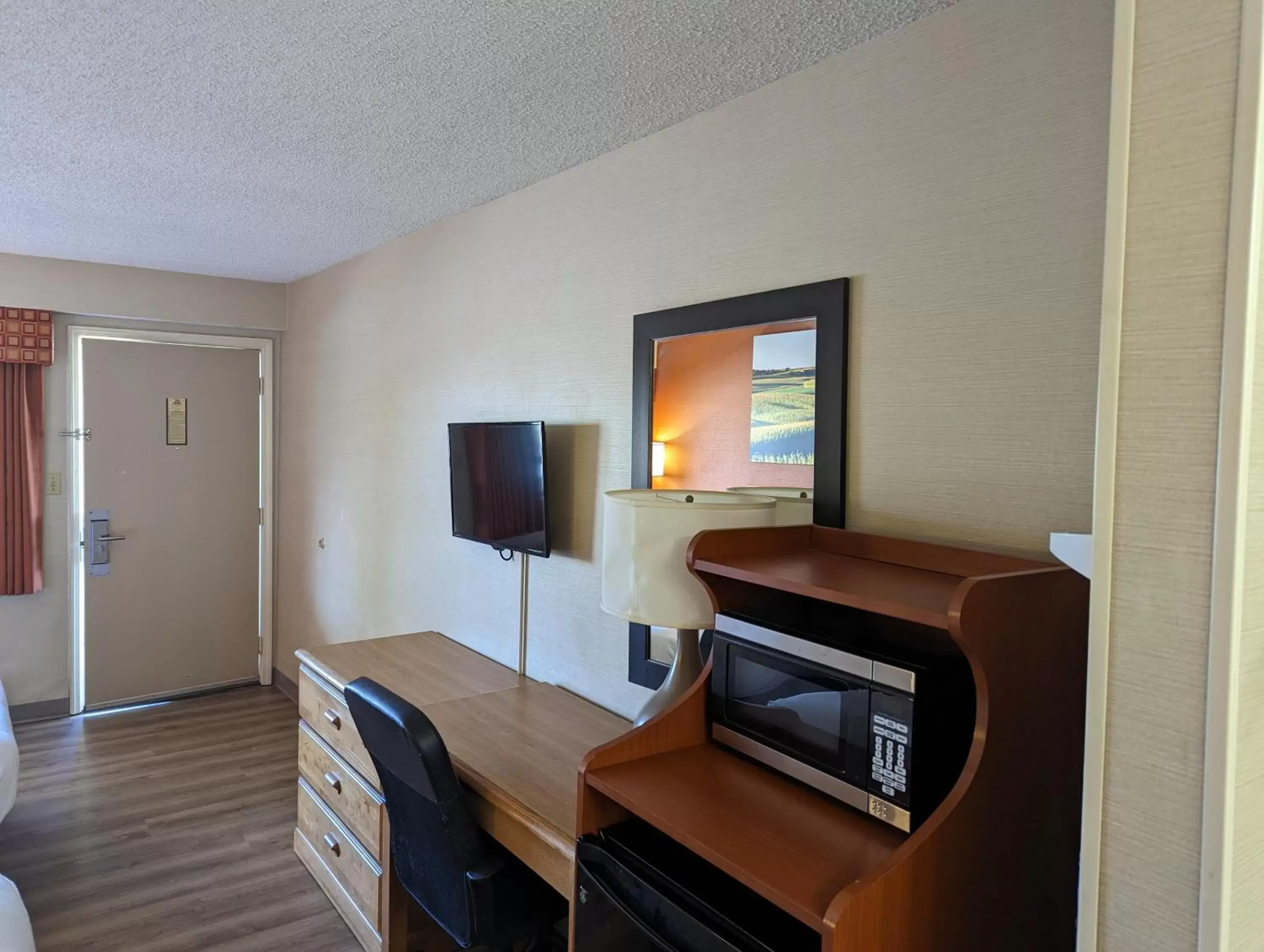 TV/Entertainment Center in Days Inn by Wyndham Columbus Fairgrounds