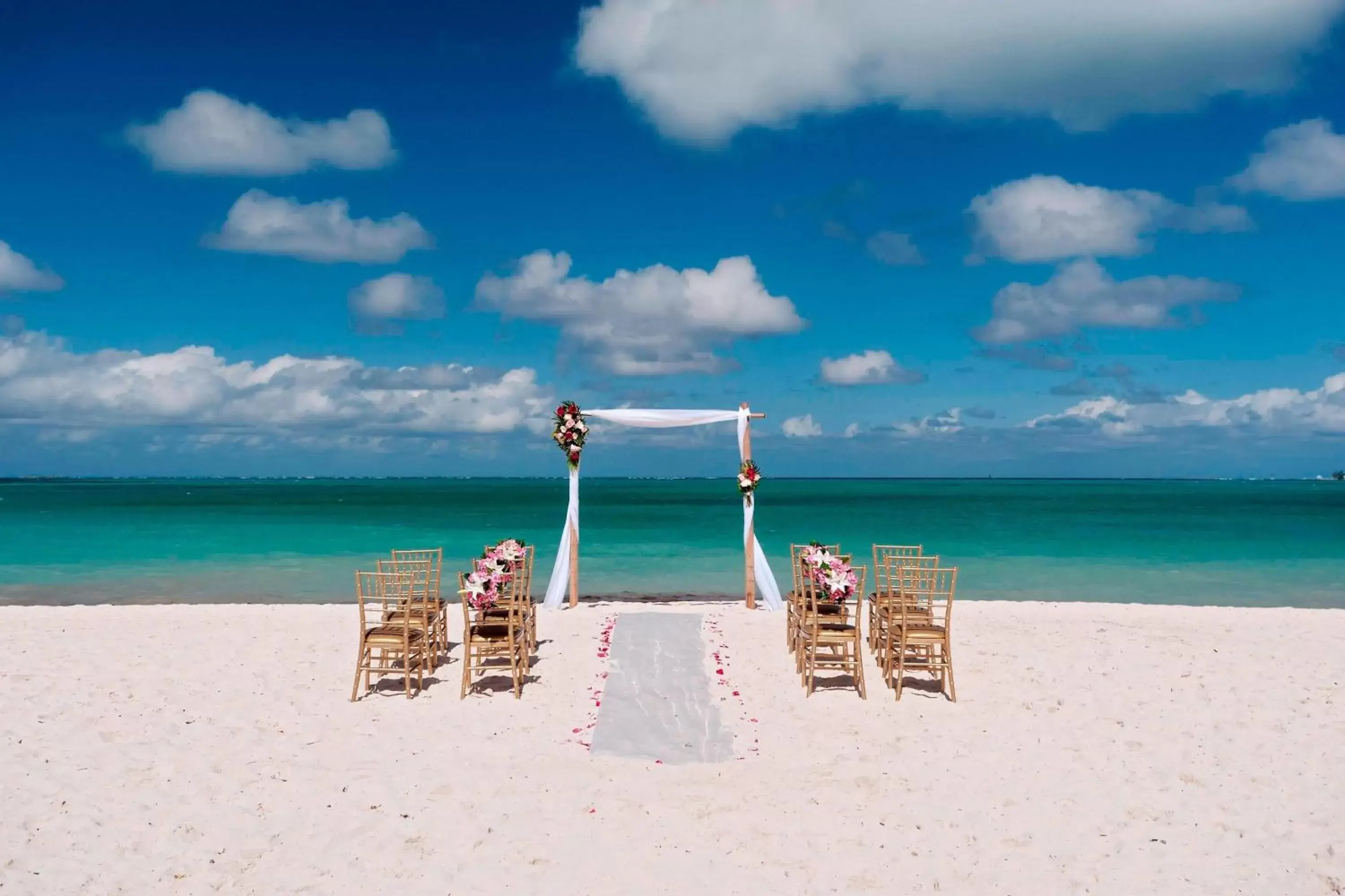 Beach in Courtyard by Marriott Nassau Downtown/Junkanoo Beach