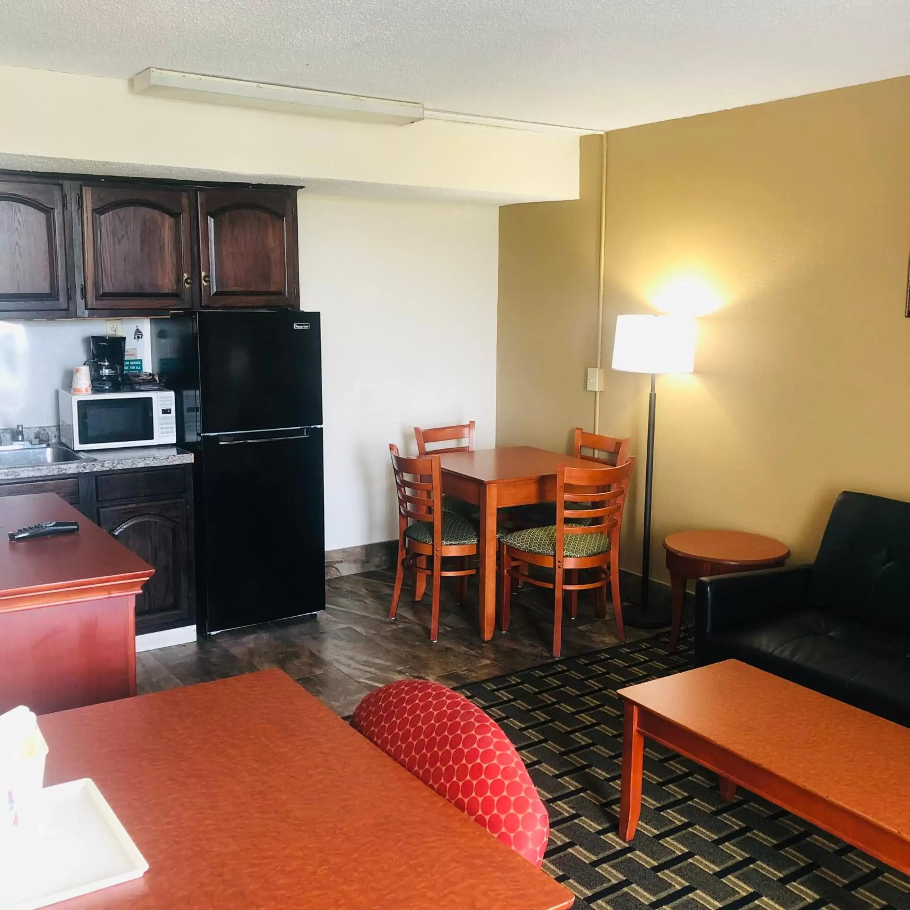 Kitchen or kitchenette, Dining Area in Quail Inn and Suites - Myrtle Beach