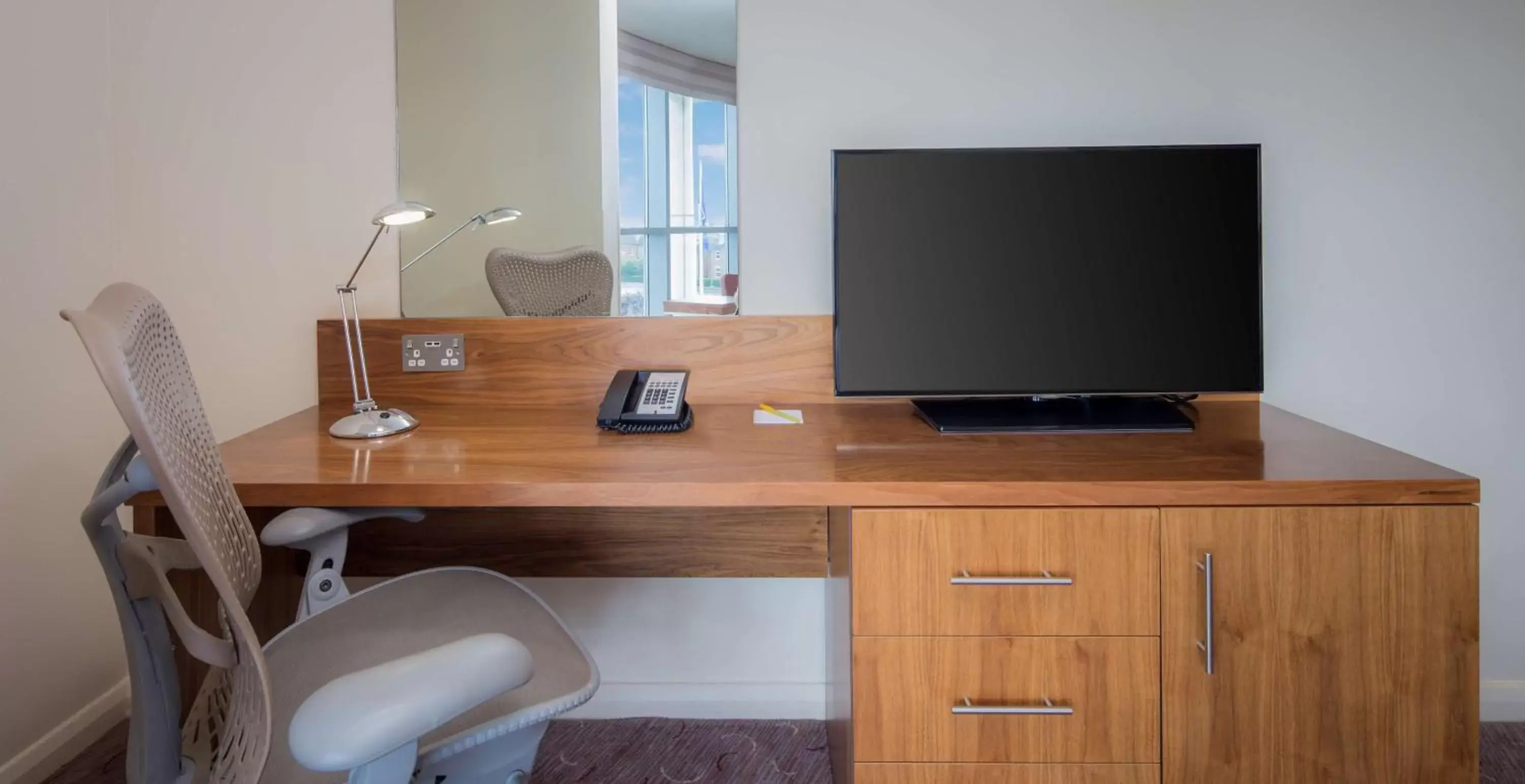 Bedroom, TV/Entertainment Center in Hilton Garden Inn Luton North