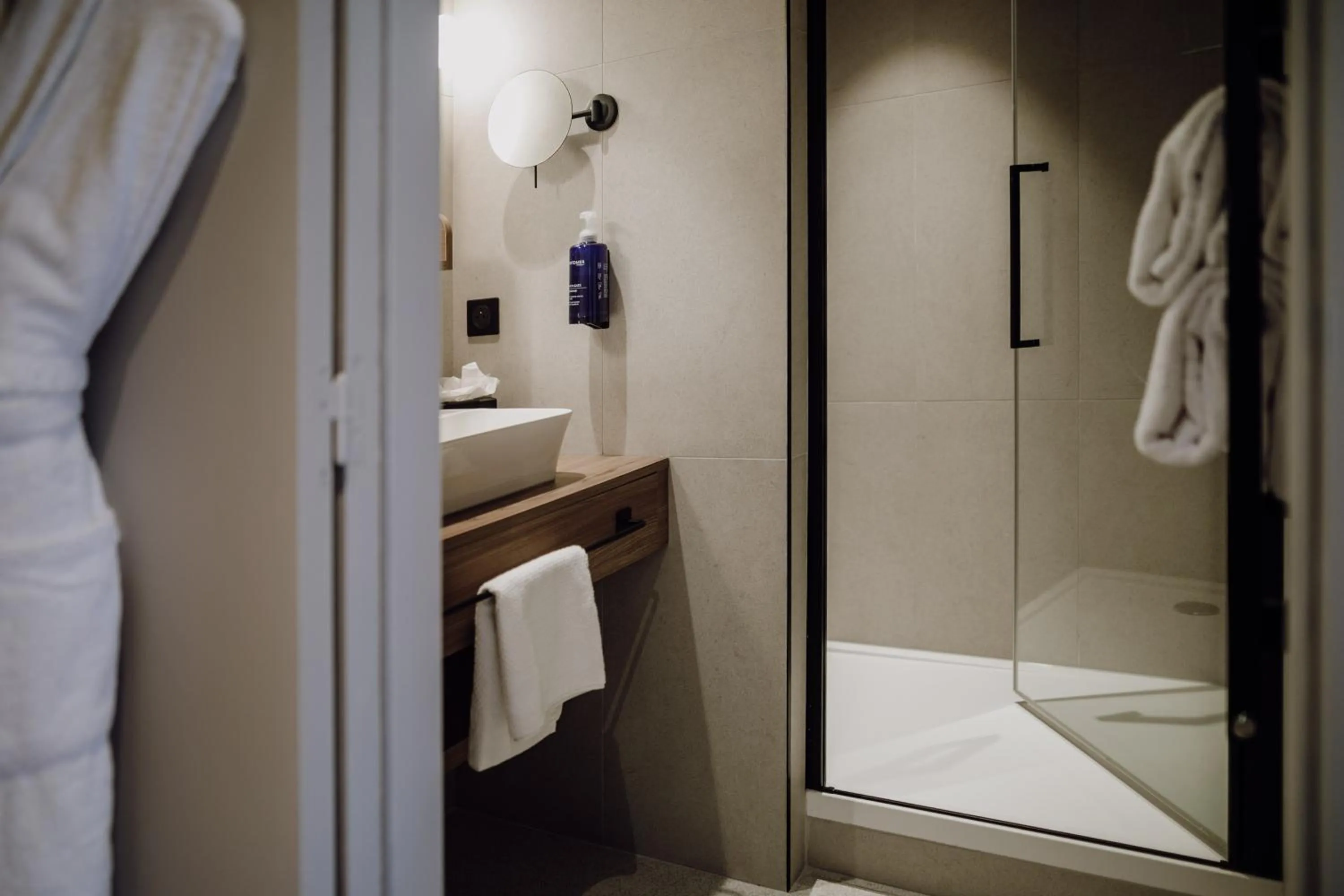 Shower in Emeria Dinard Thalasso Spa