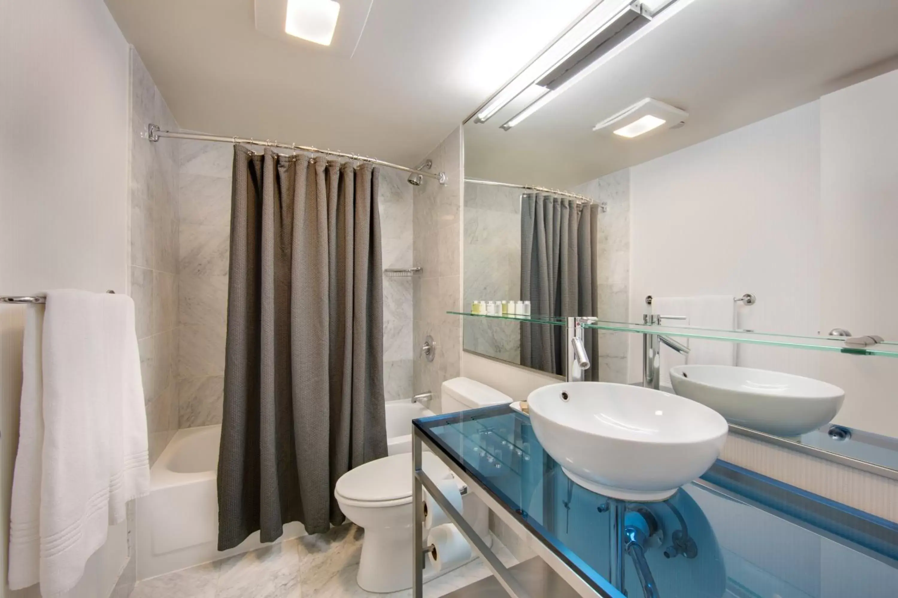 Shower, Bathroom in Hotel Murano