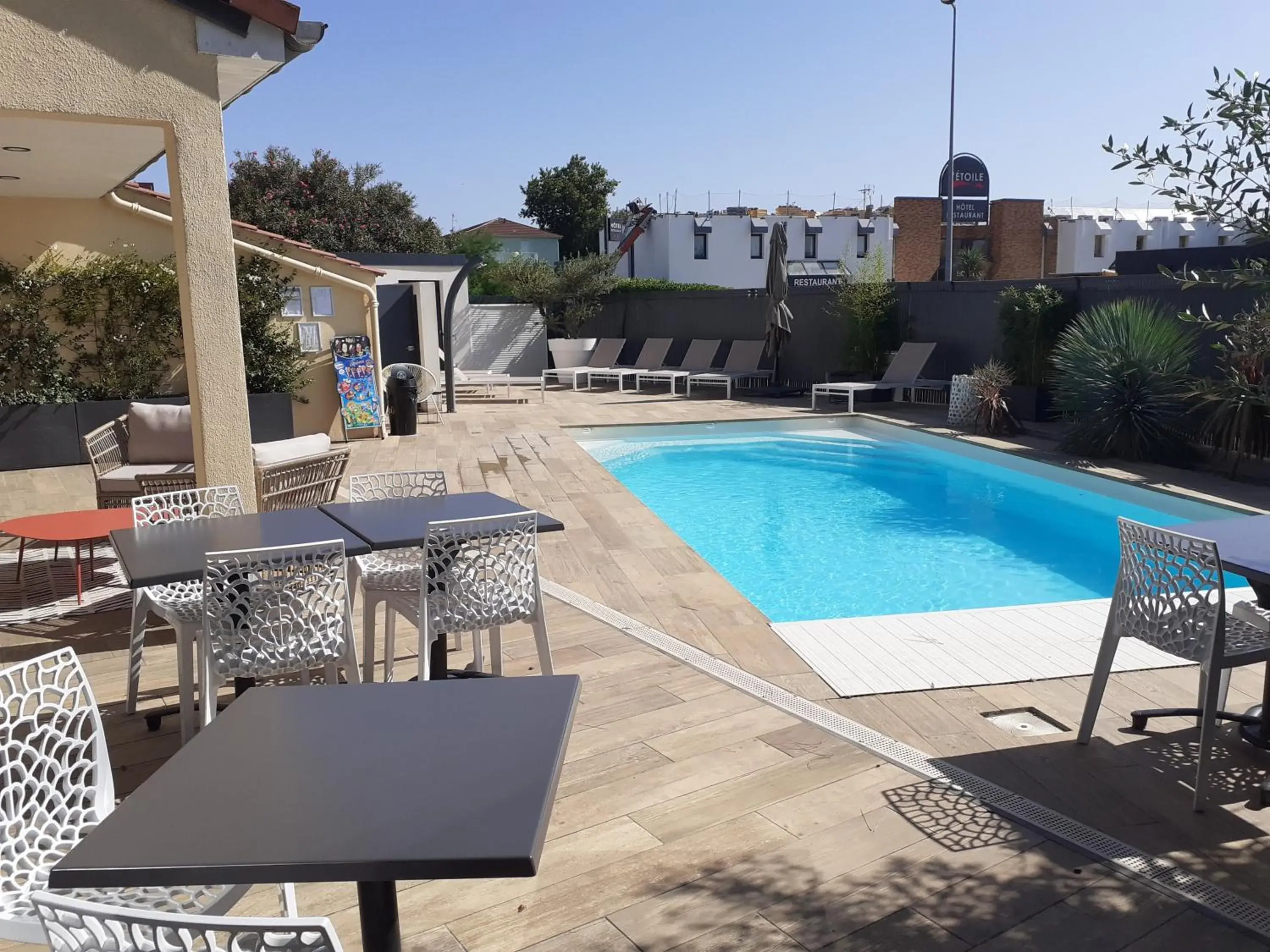 Swimming Pool in Kyriad Carcassonne - Aéroport