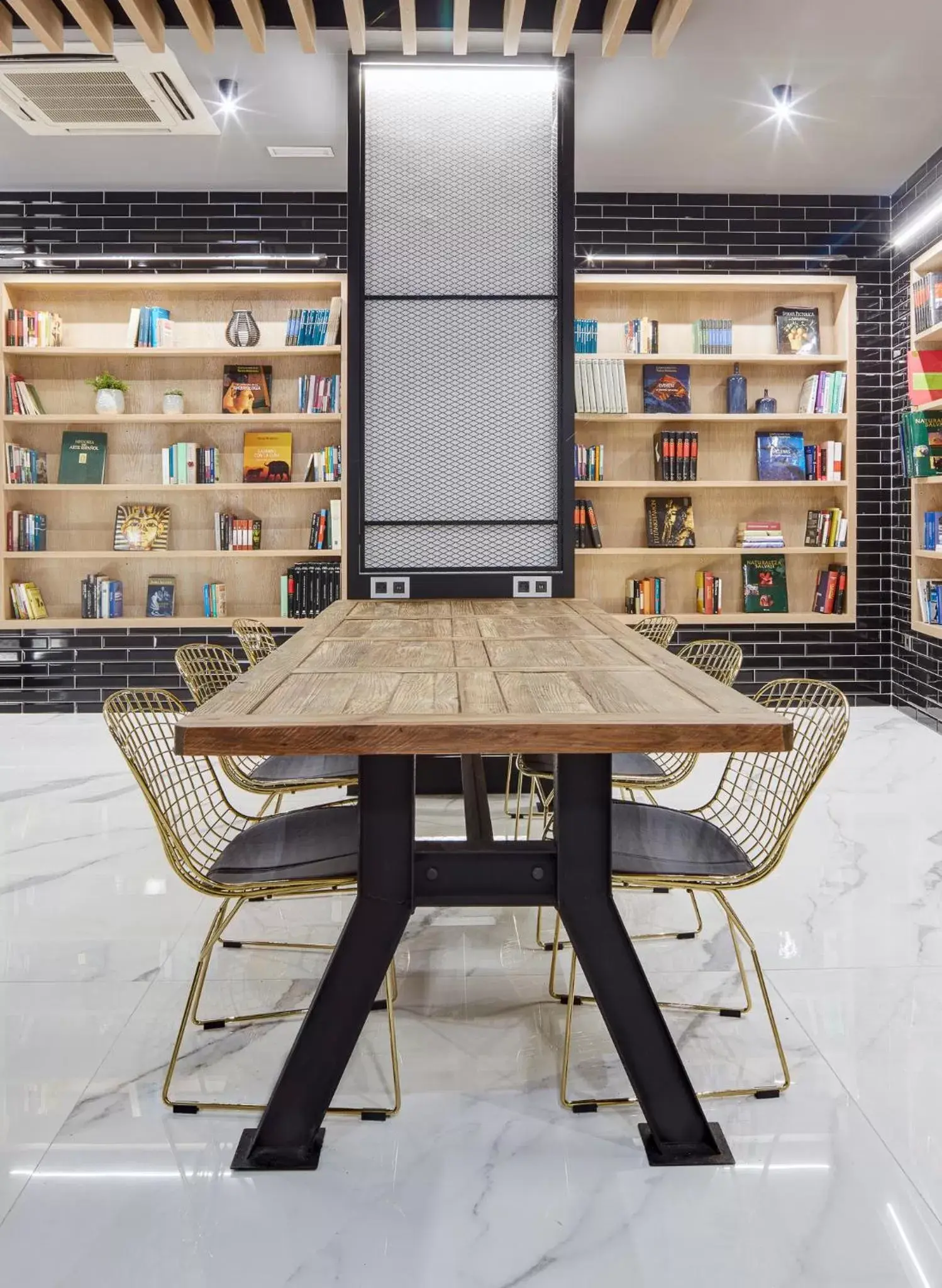 Library in Gran Hotel Luna de Granada