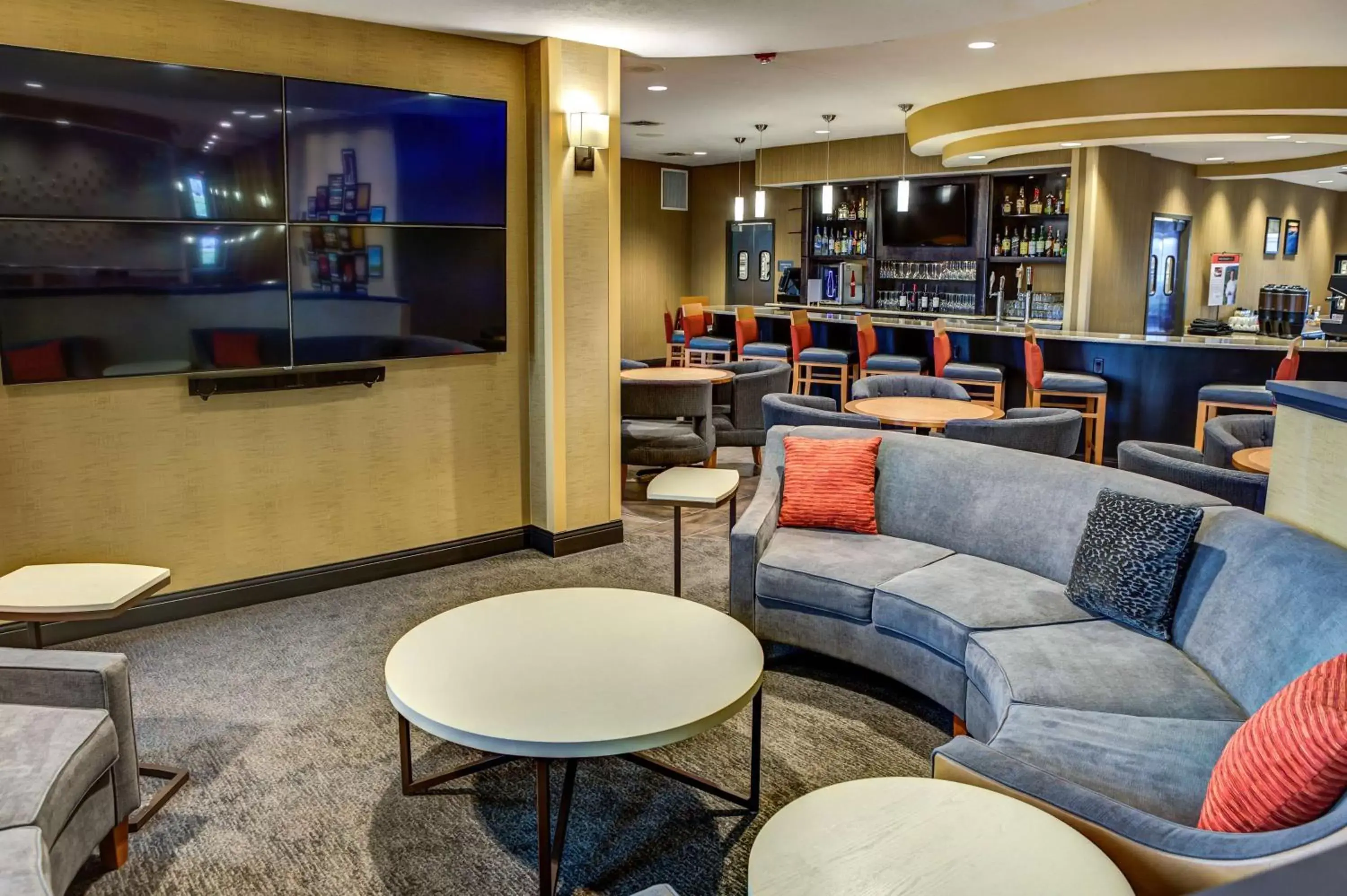 Lobby or reception, Lounge/Bar in DoubleTree by Hilton West Fargo Sanford Medical Center Area
