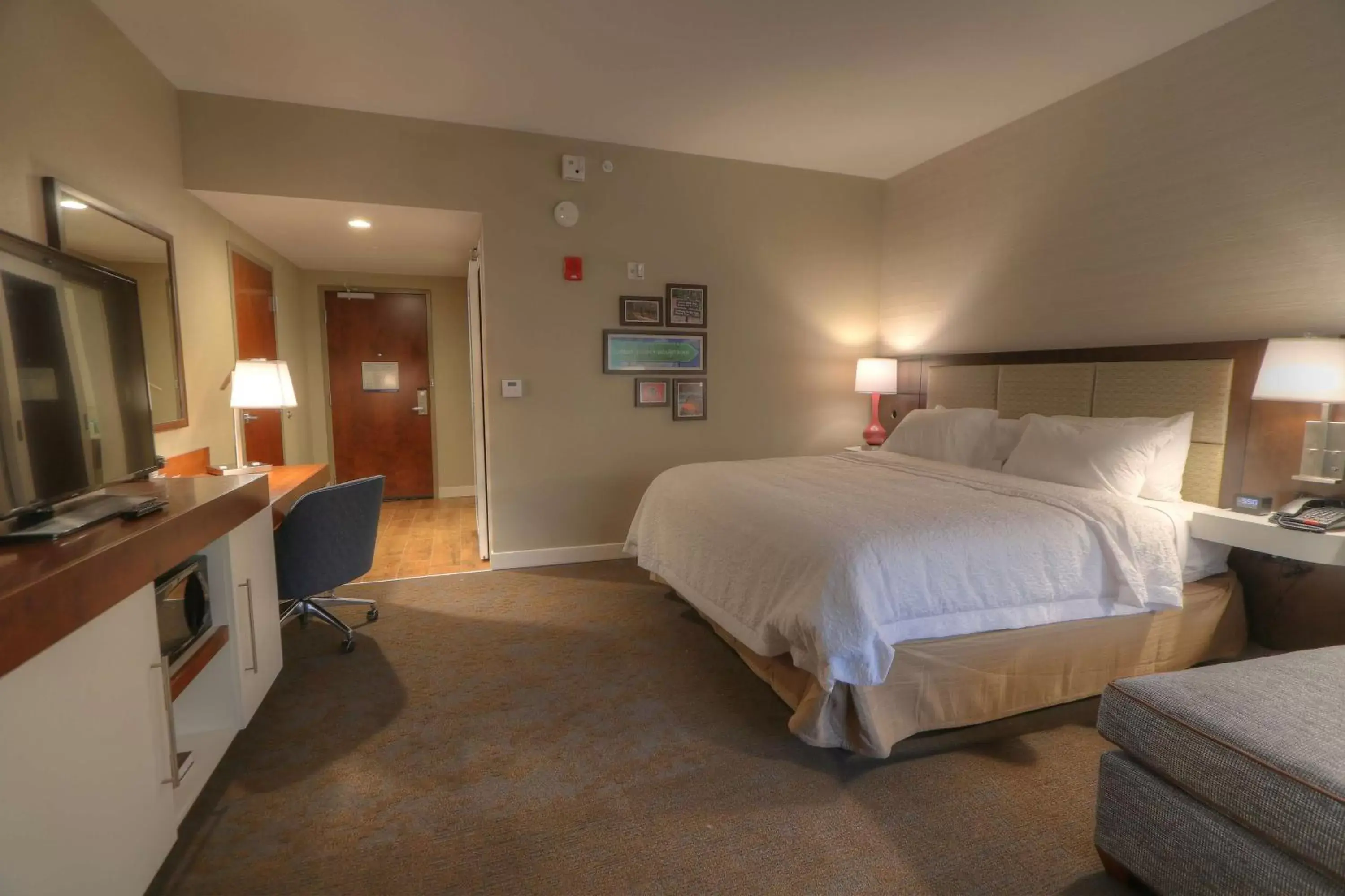 Bedroom, Bed in Hampton Inn Gatlinburg Historic Nature Trail, Tn