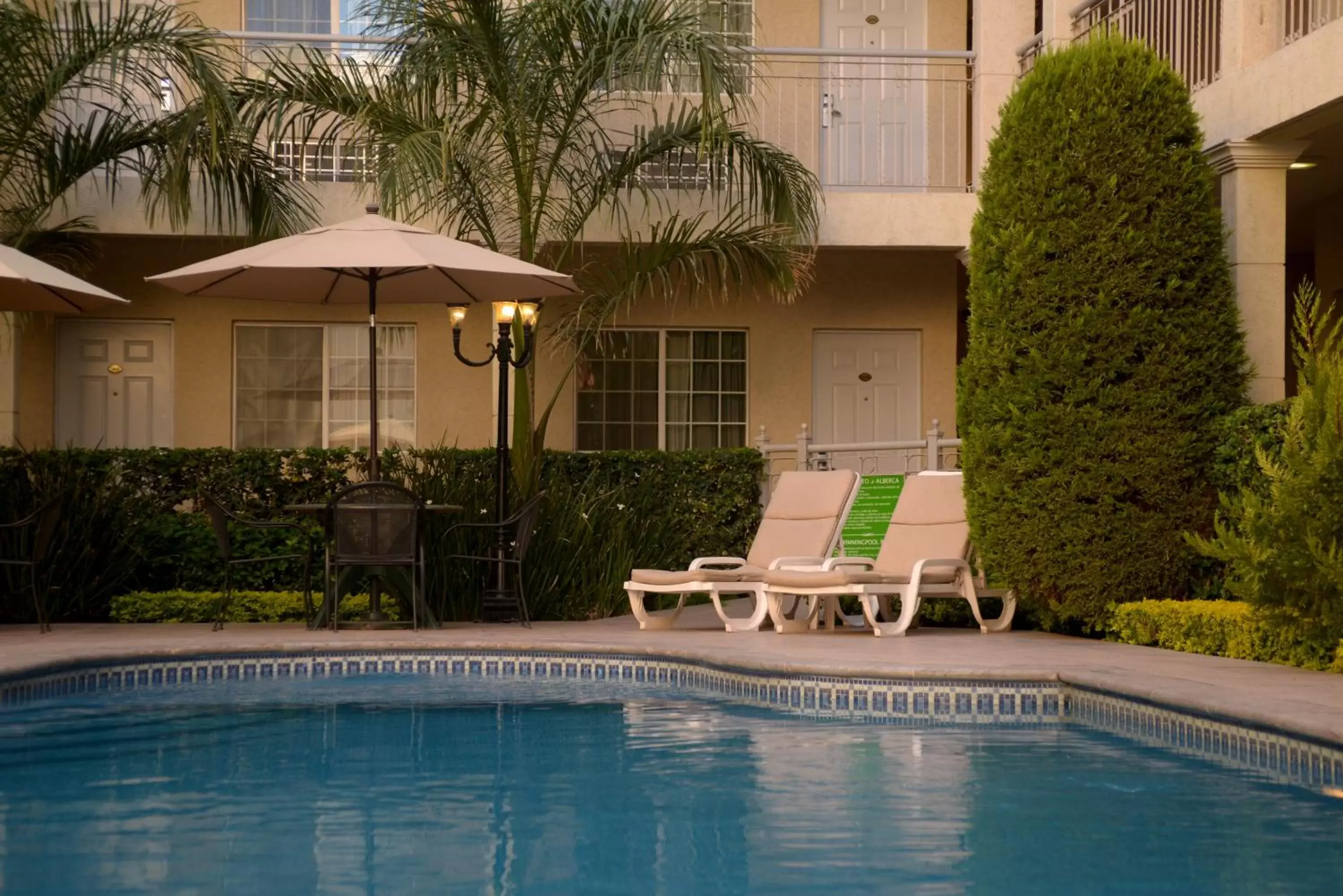 Swimming Pool in Fresno Galerias