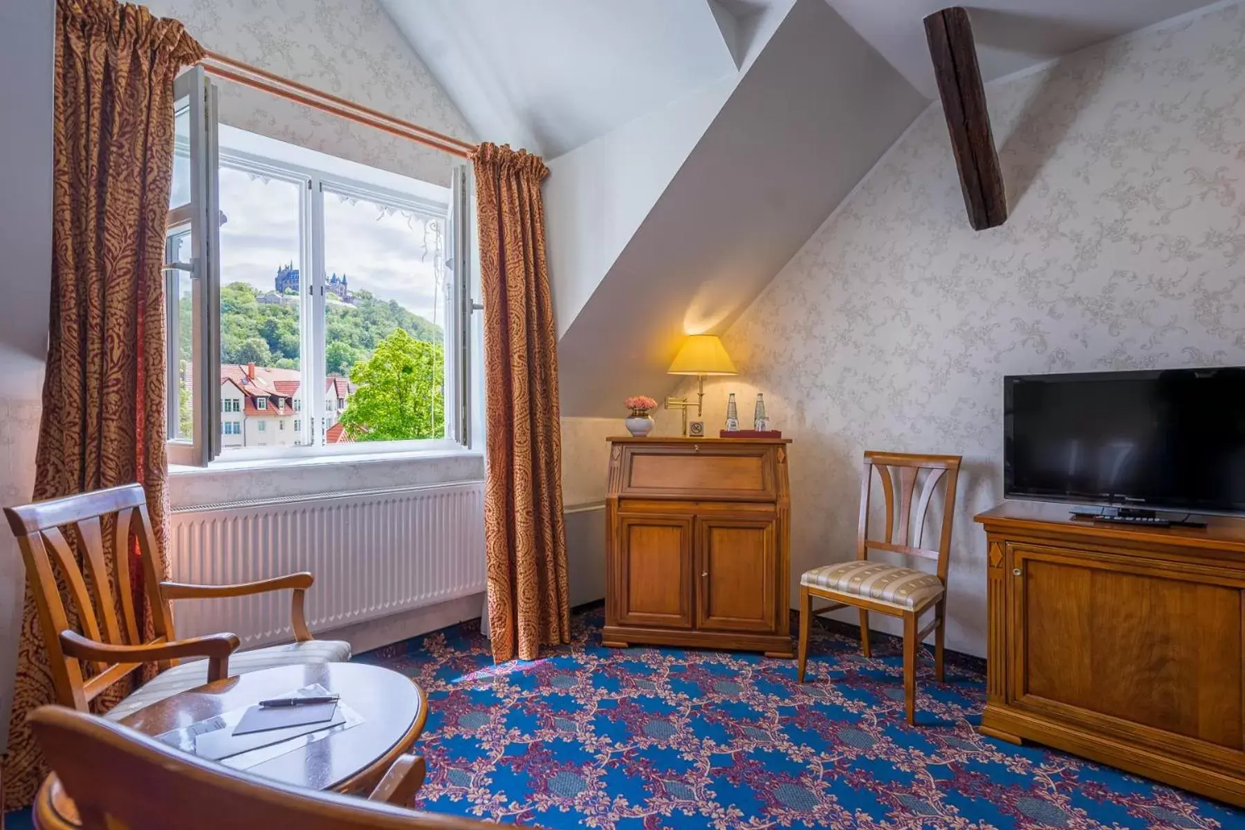 Photo of the whole room, TV/Entertainment Center in Boutiquehotel Schloßpalais