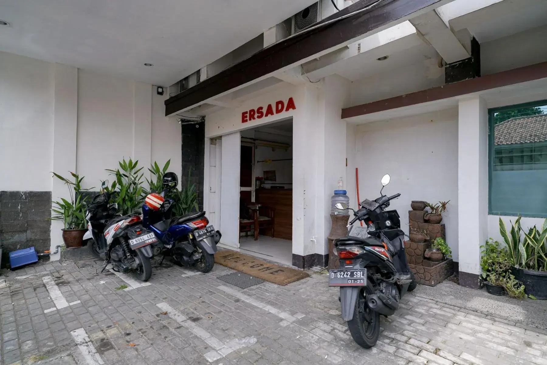 Facade/entrance in RedDoorz near Braga Street