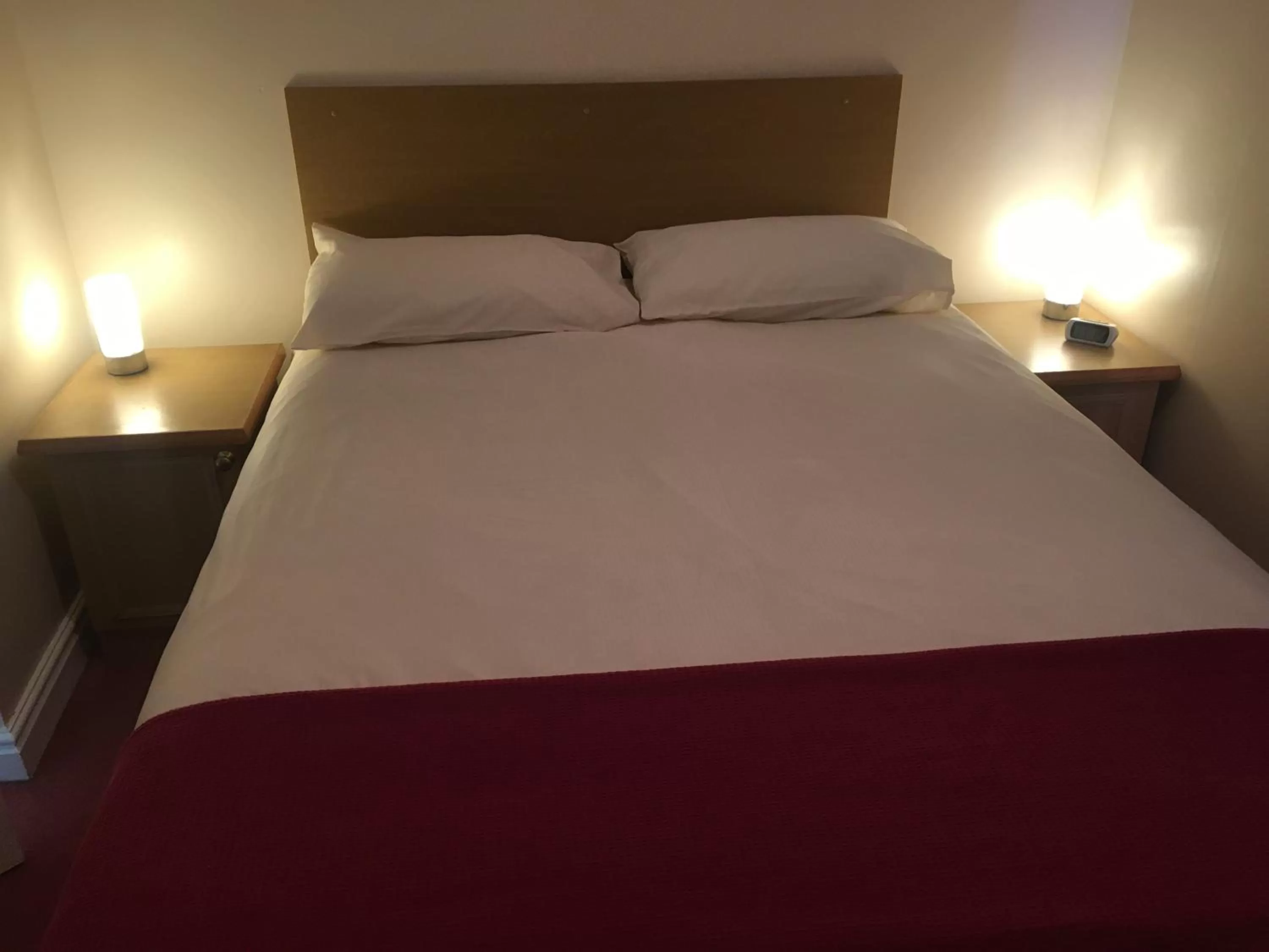 Bedroom, Bed in Holly Trees Hotel