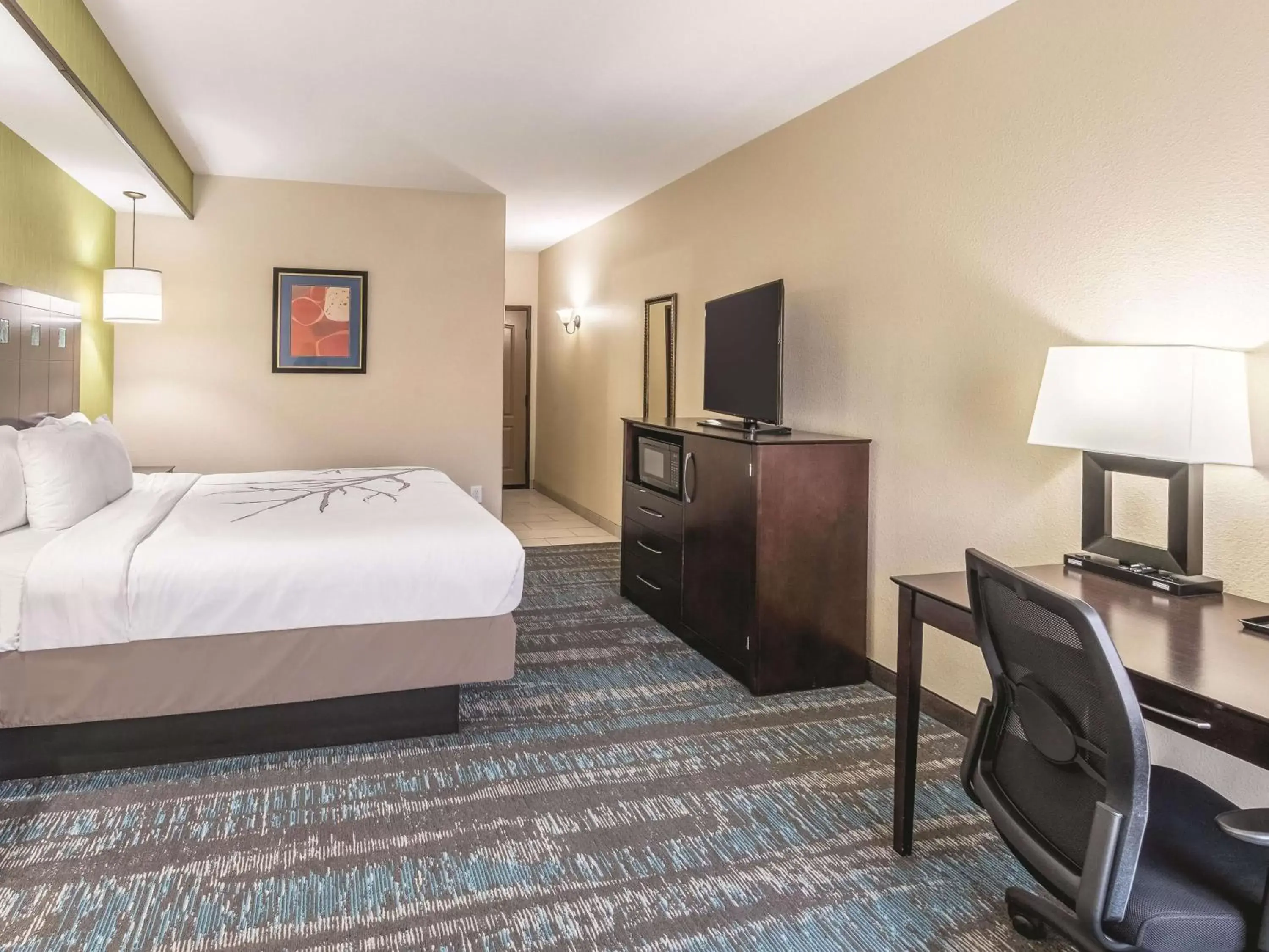 Photo of the whole room, Bed in La Quinta by Wyndham Dallas Grand Prairie South