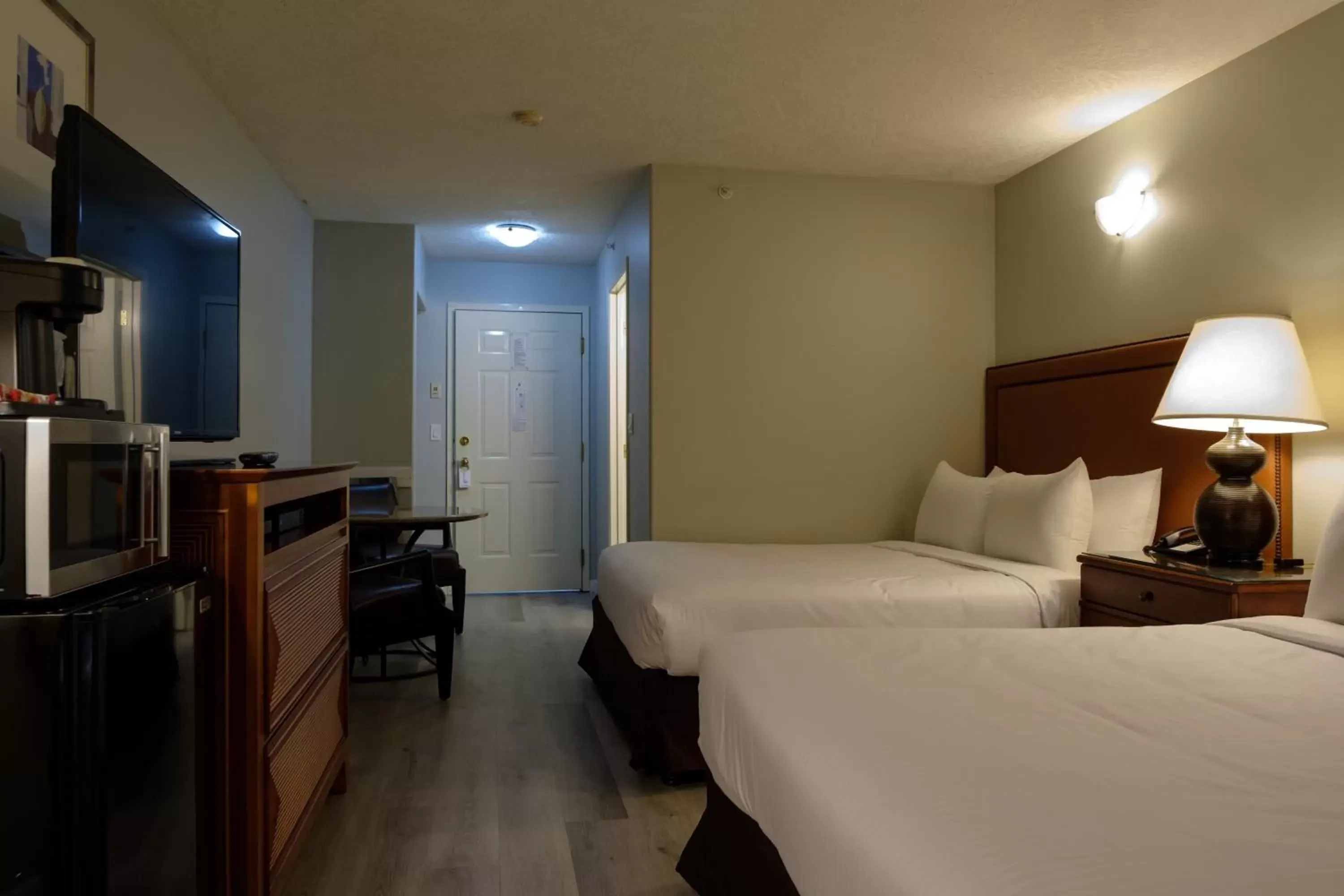 Bedroom, Bed in Coast Parksville Hotel